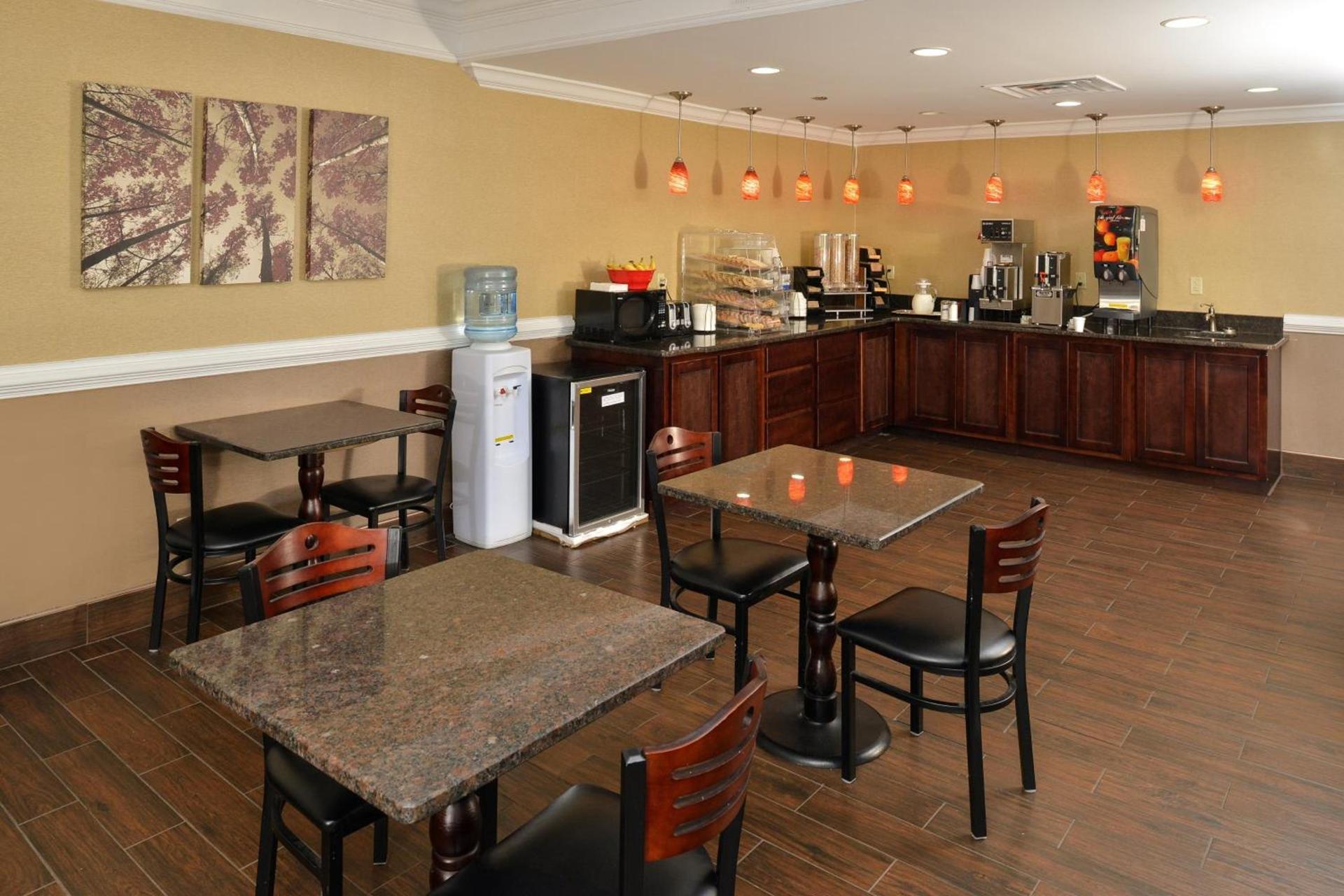 Red Roof Inn Dalton photo 10