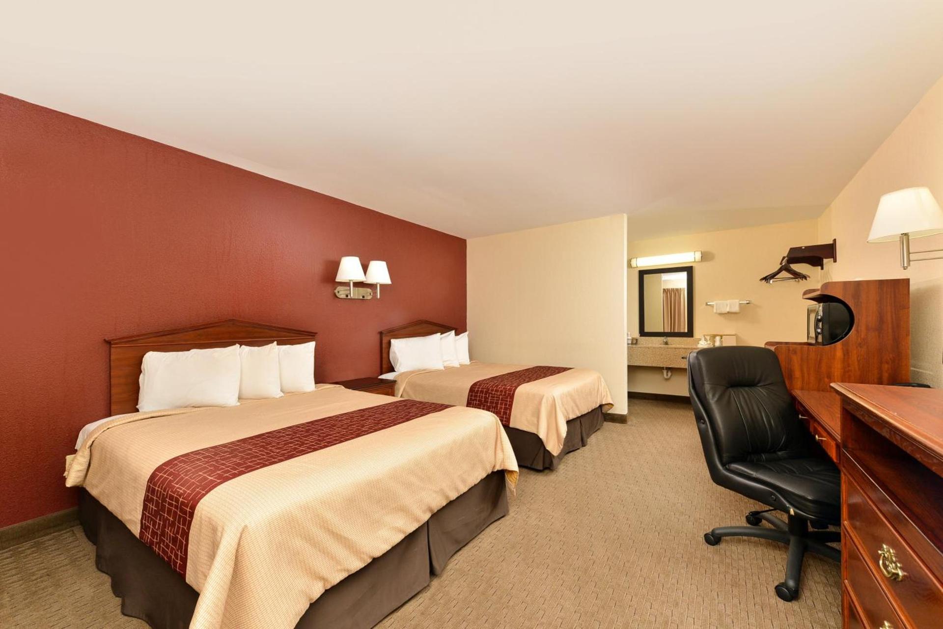 Red Roof Inn Dalton photo 13