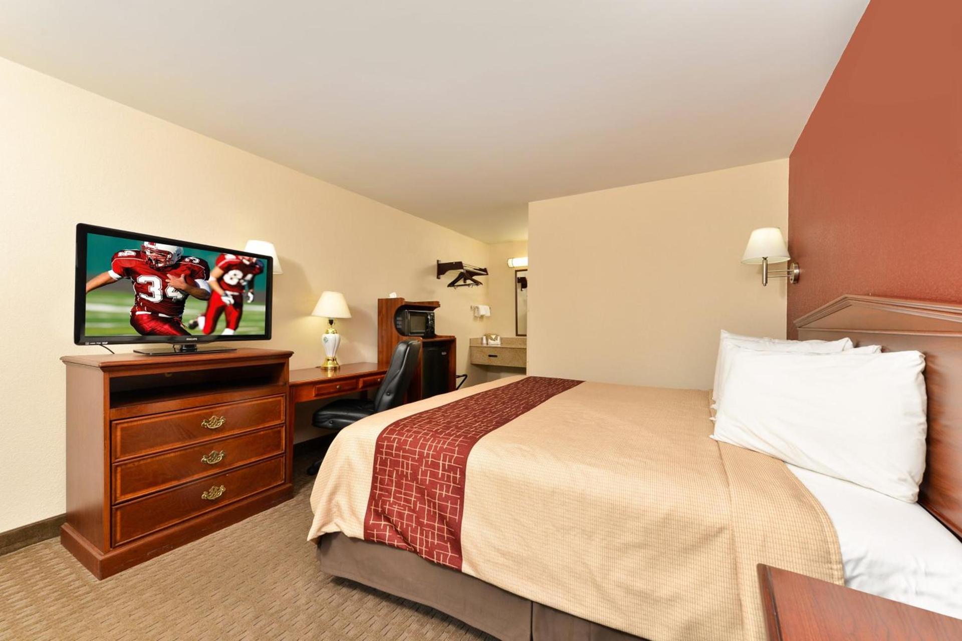 Red Roof Inn Dalton photo 17