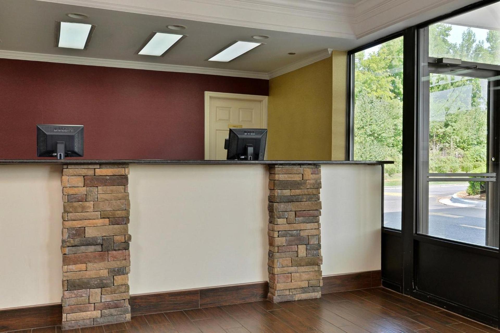 Red Roof Inn Dalton photo 6