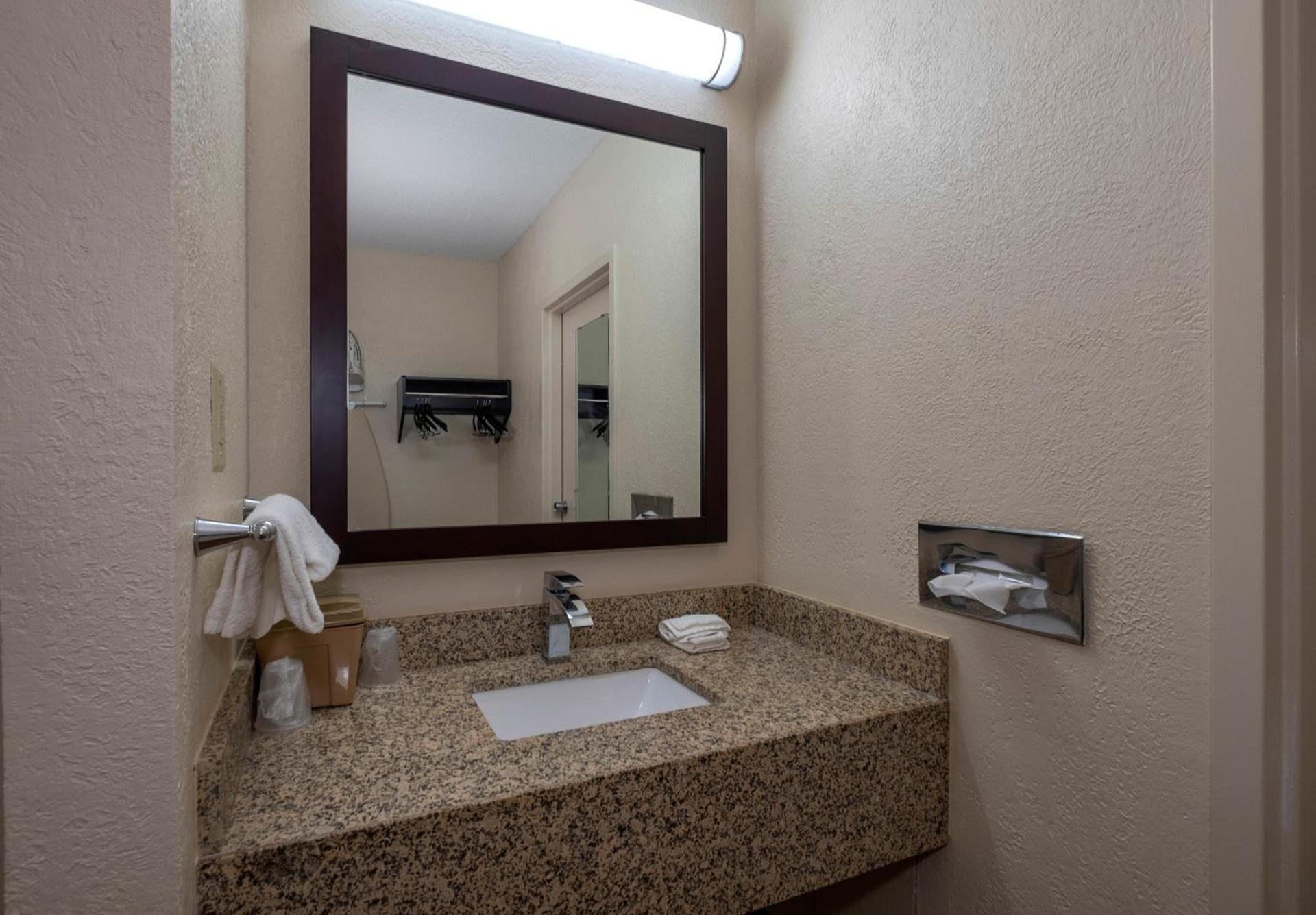 Red Roof Inn Warrenton photo 31