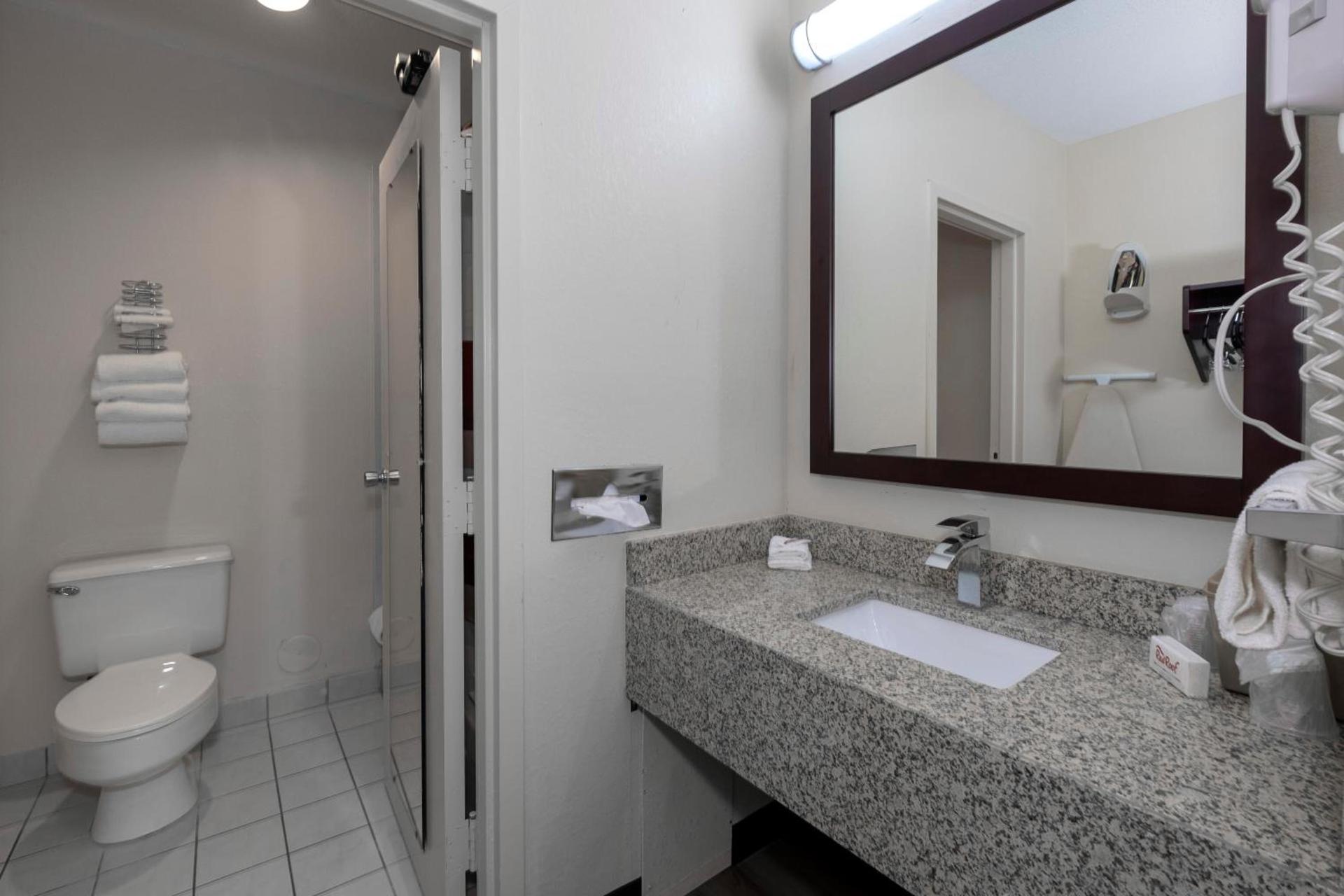 Red Roof Inn Warrenton photo 28