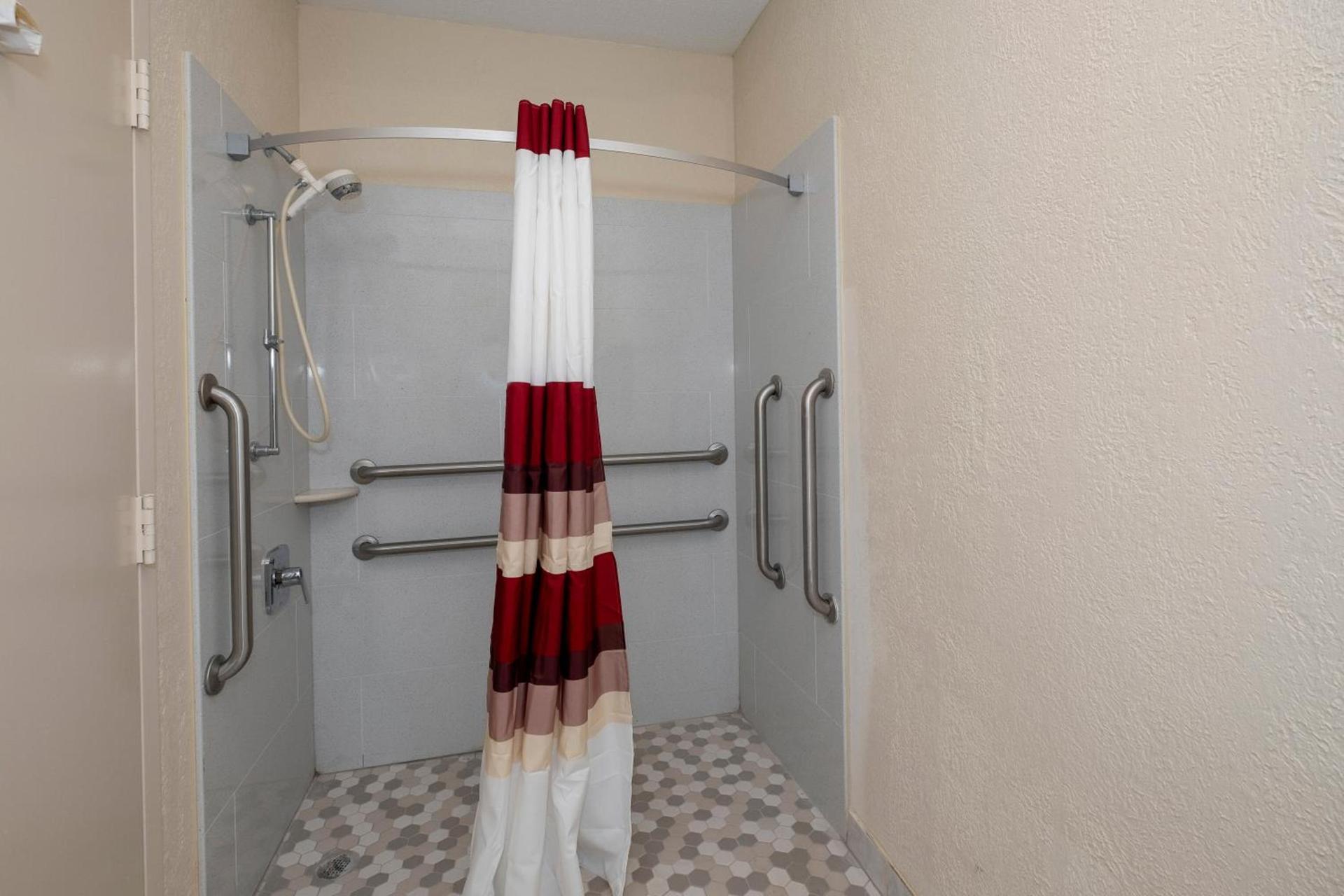 Red Roof Inn Warrenton photo 33