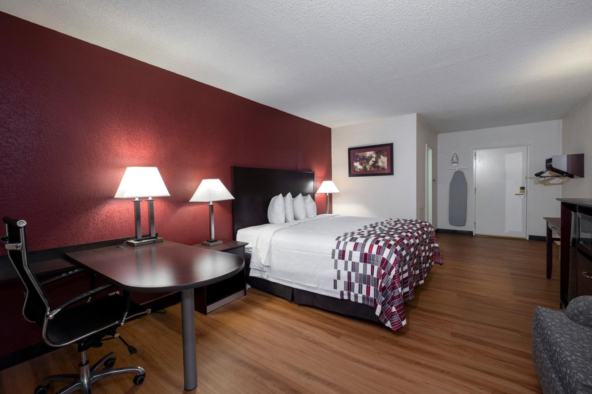 Red Roof Inn Warrenton photo 13