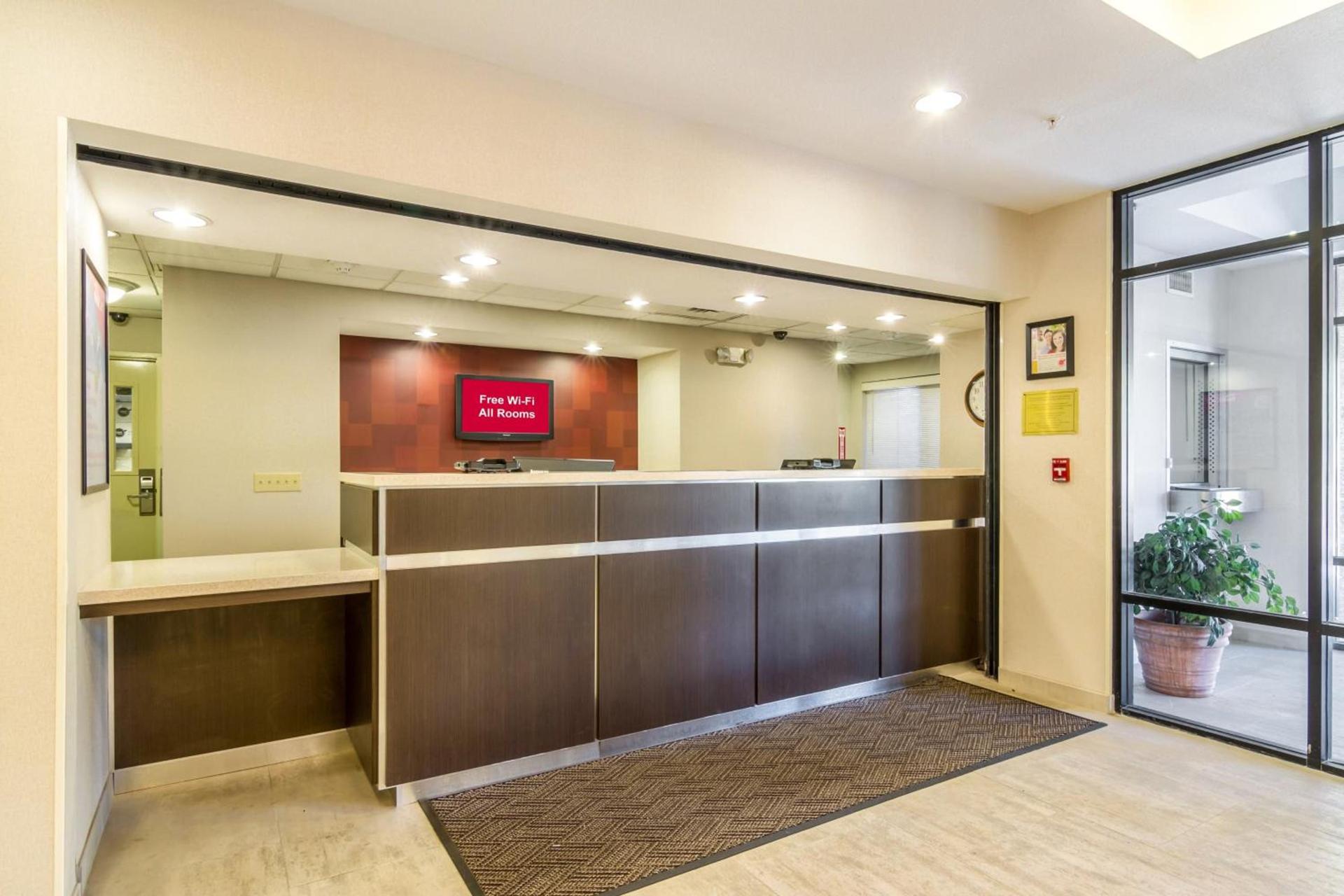 Red Roof Inn PLUS+ Tempe - Phoenix Airport photo 8
