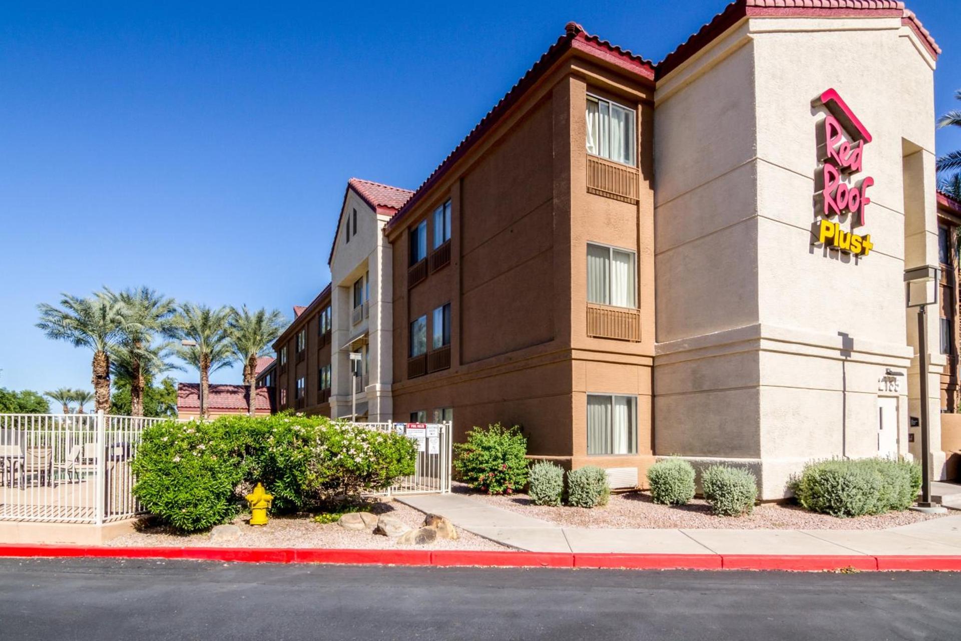 Red Roof Inn PLUS+ Tempe - Phoenix Airport photo 2