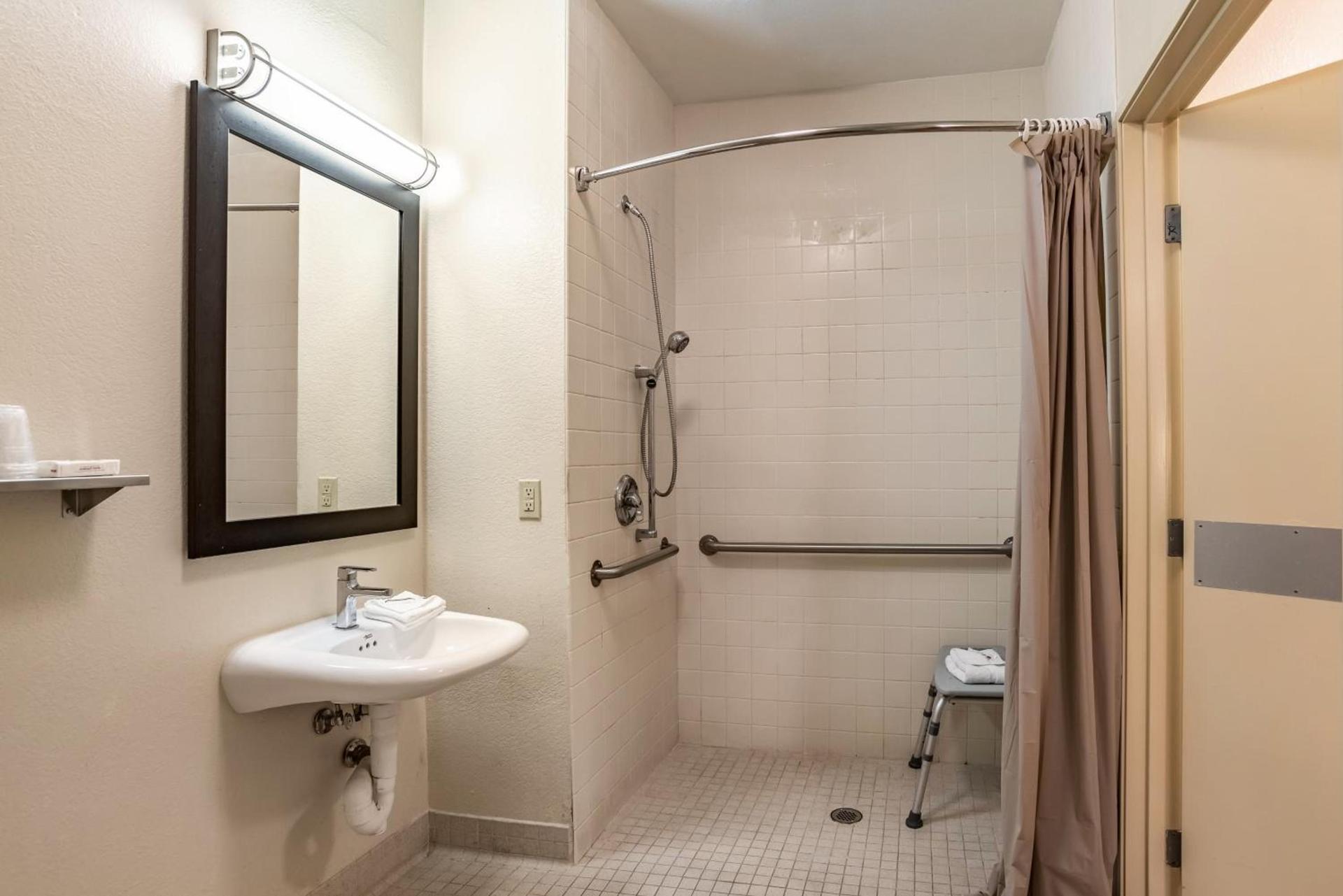 Red Roof Inn PLUS+ Tempe - Phoenix Airport photo 37