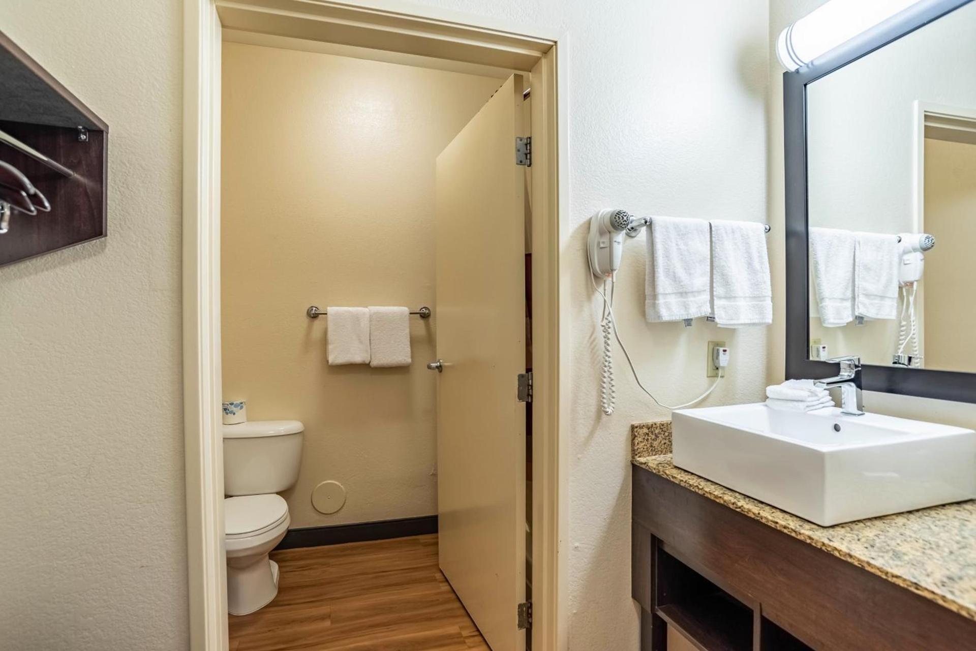 Red Roof Inn PLUS+ Tempe - Phoenix Airport photo 33