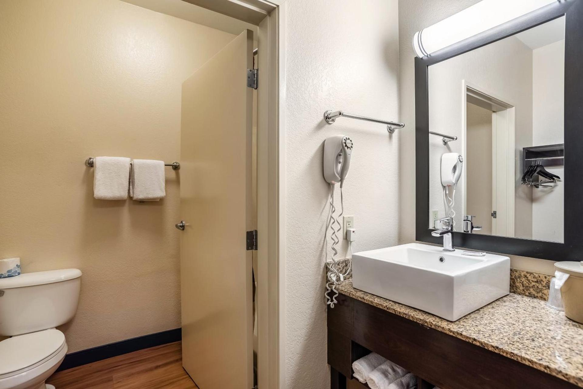 Red Roof Inn PLUS+ Tempe - Phoenix Airport photo 32