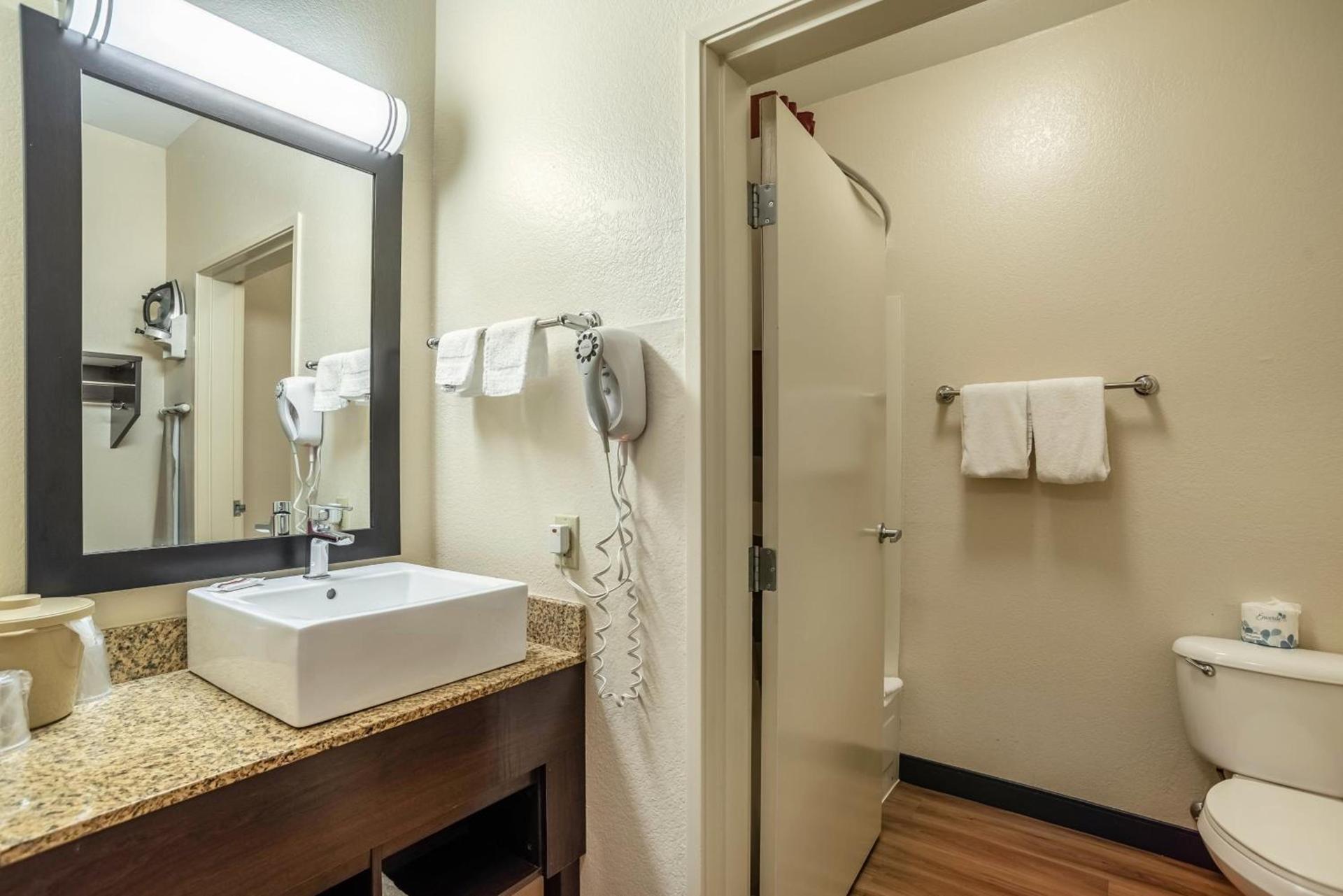 Red Roof Inn PLUS+ Tempe - Phoenix Airport photo 28