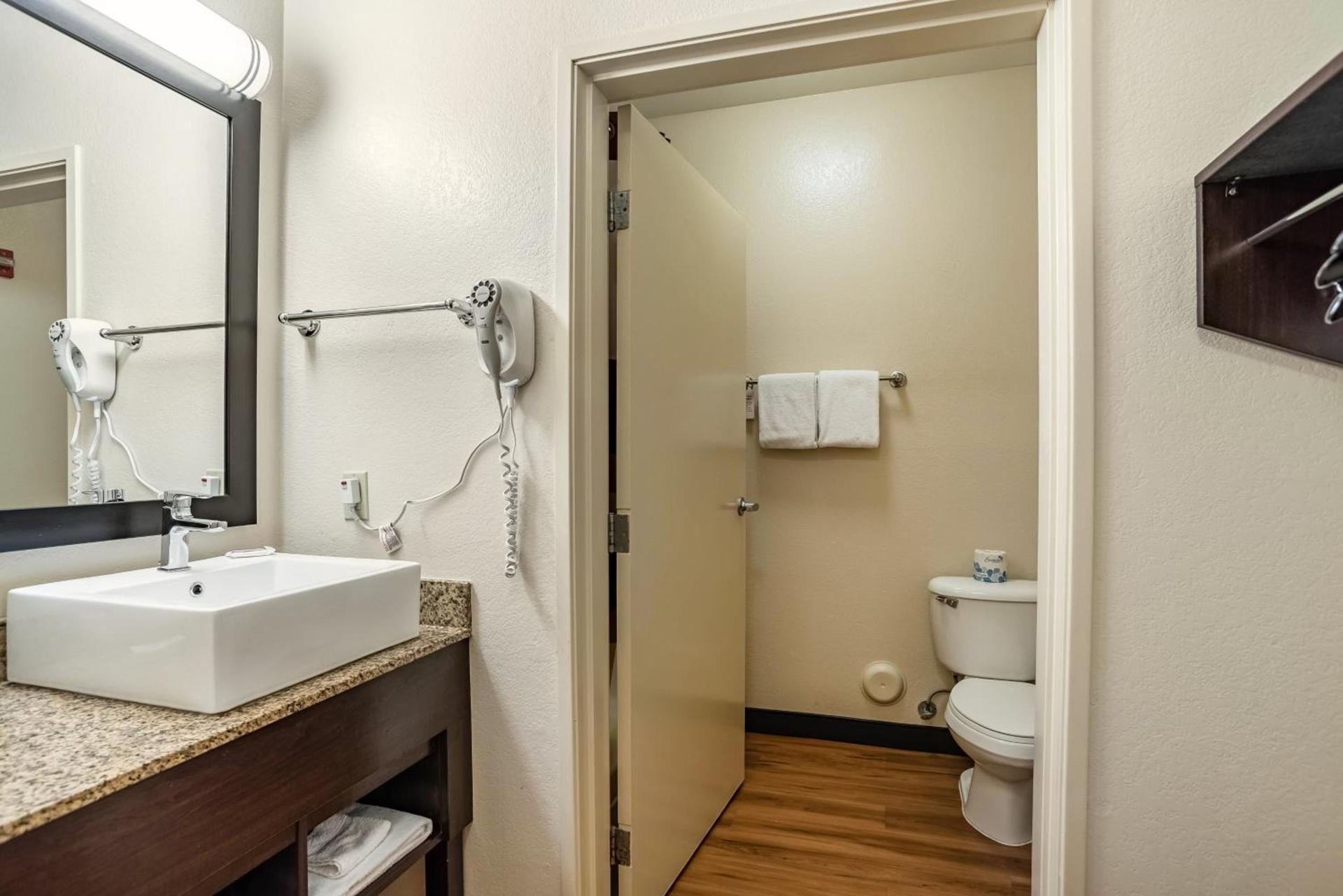 Red Roof Inn PLUS+ Tempe - Phoenix Airport photo 29