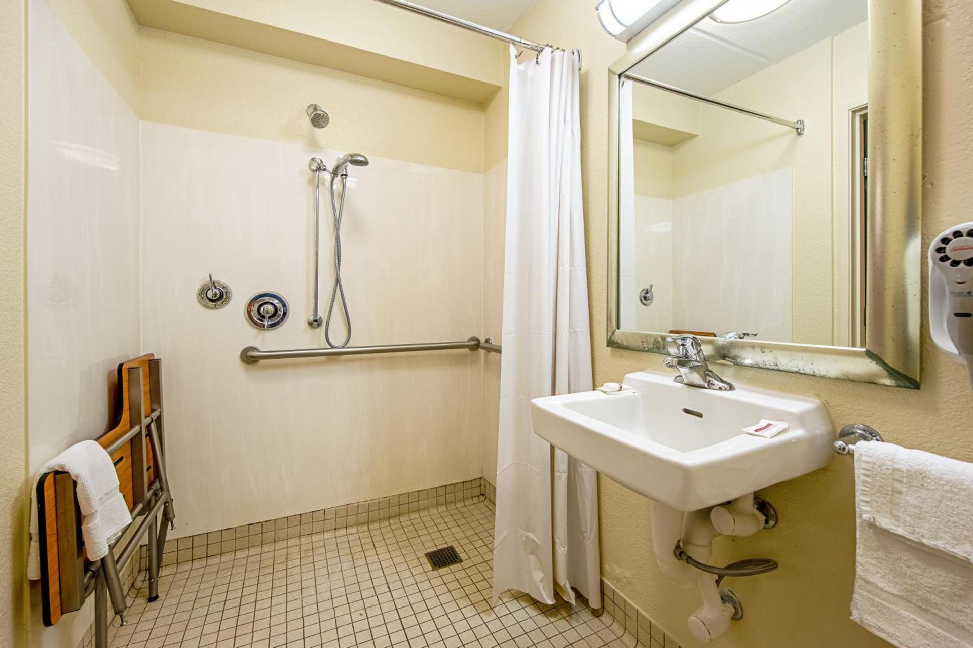Red Roof Inn Canton photo 26