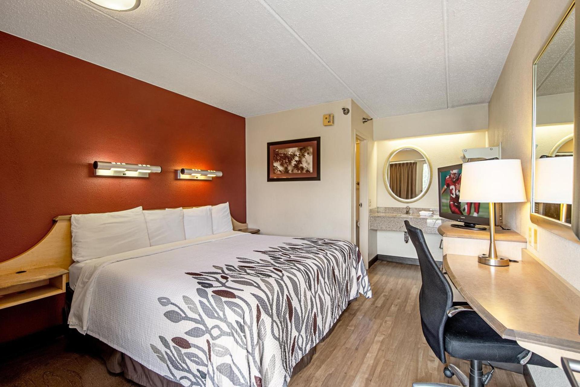 Red Roof Inn Canton photo 16
