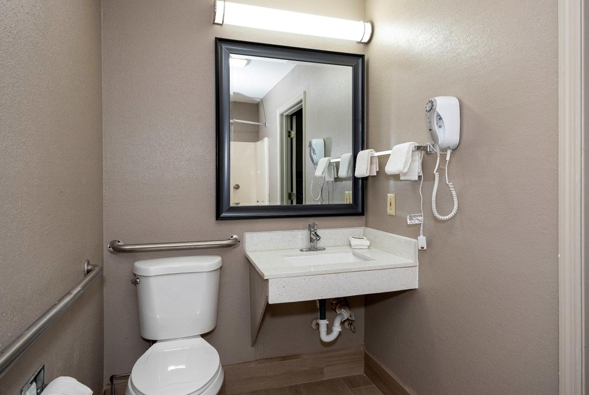 Red Roof Inn Bay Minette photo 25