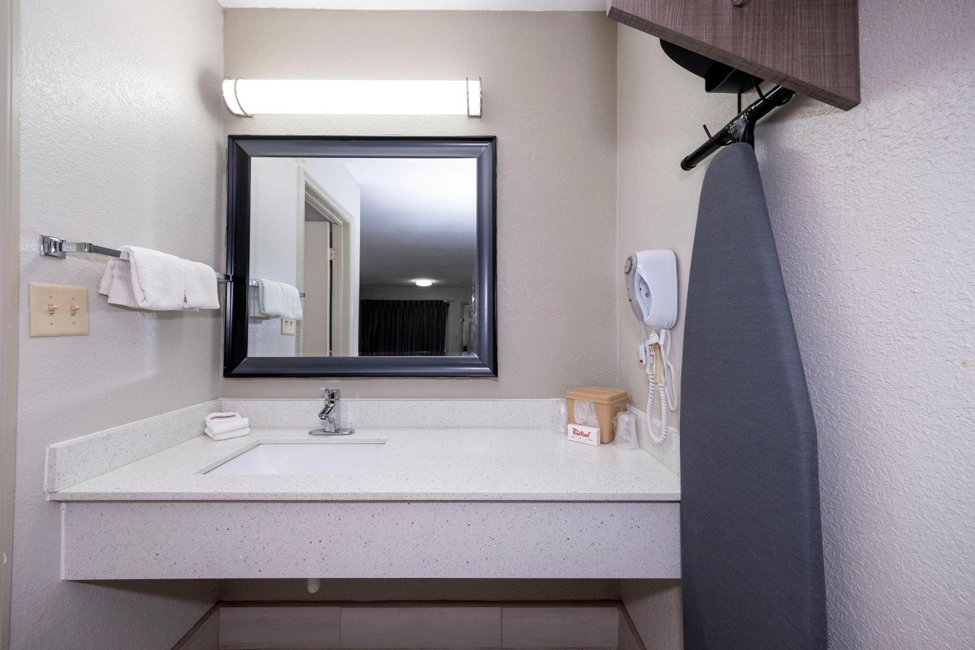 Red Roof Inn Bay Minette photo 23