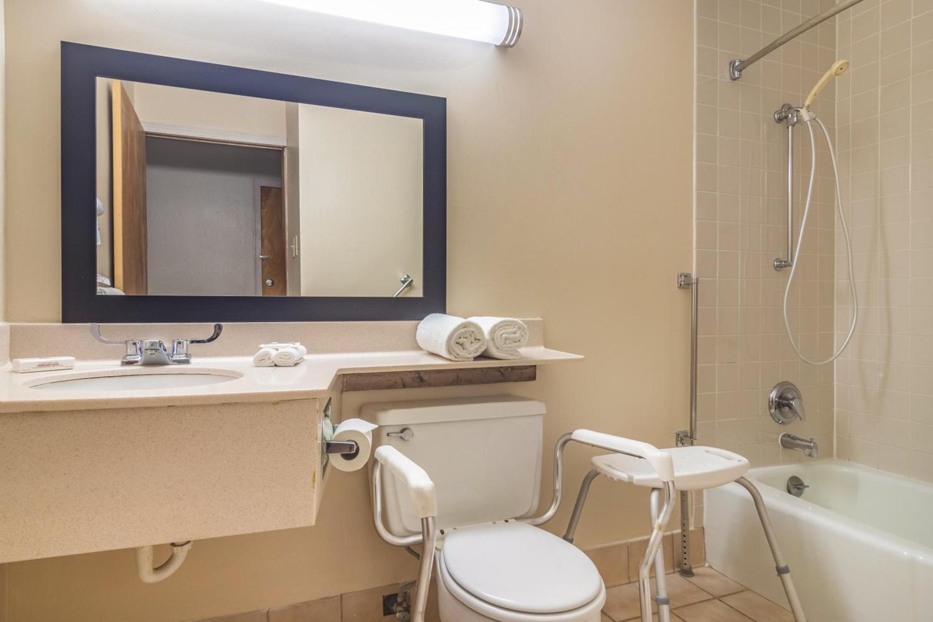 Red Roof Inn Ashtabula - Austinburg photo 27