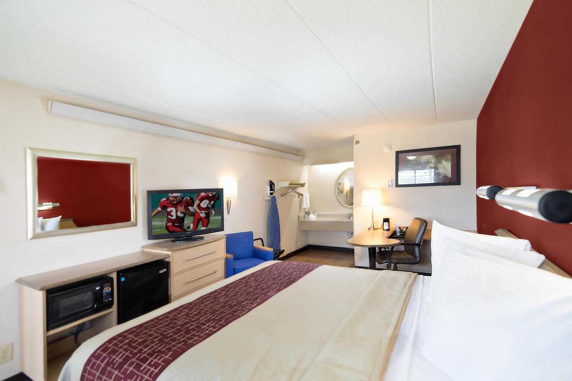 Red Roof Inn Cincinnati Northeast - Blue Ash photo 10