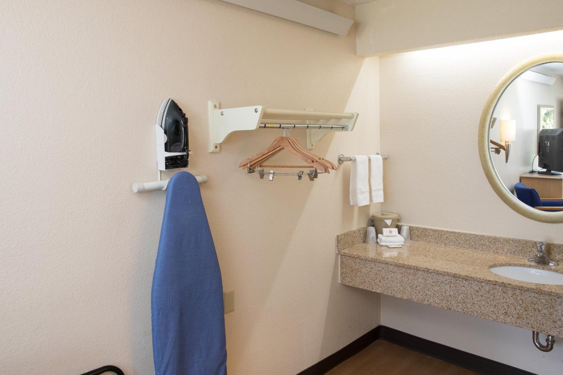 Red Roof Inn Cincinnati Northeast - Blue Ash photo 22