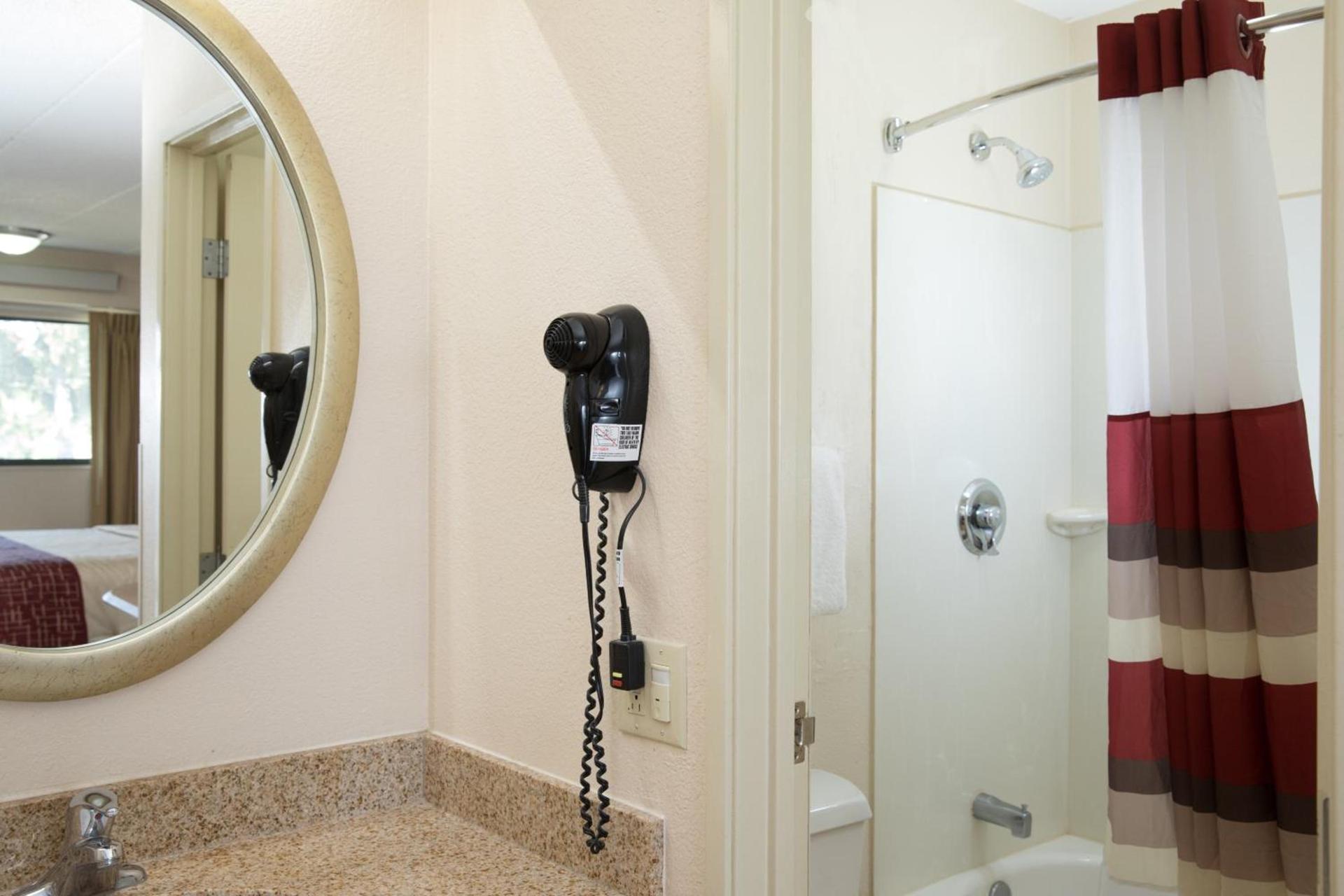 Red Roof Inn Cincinnati Northeast - Blue Ash photo 19