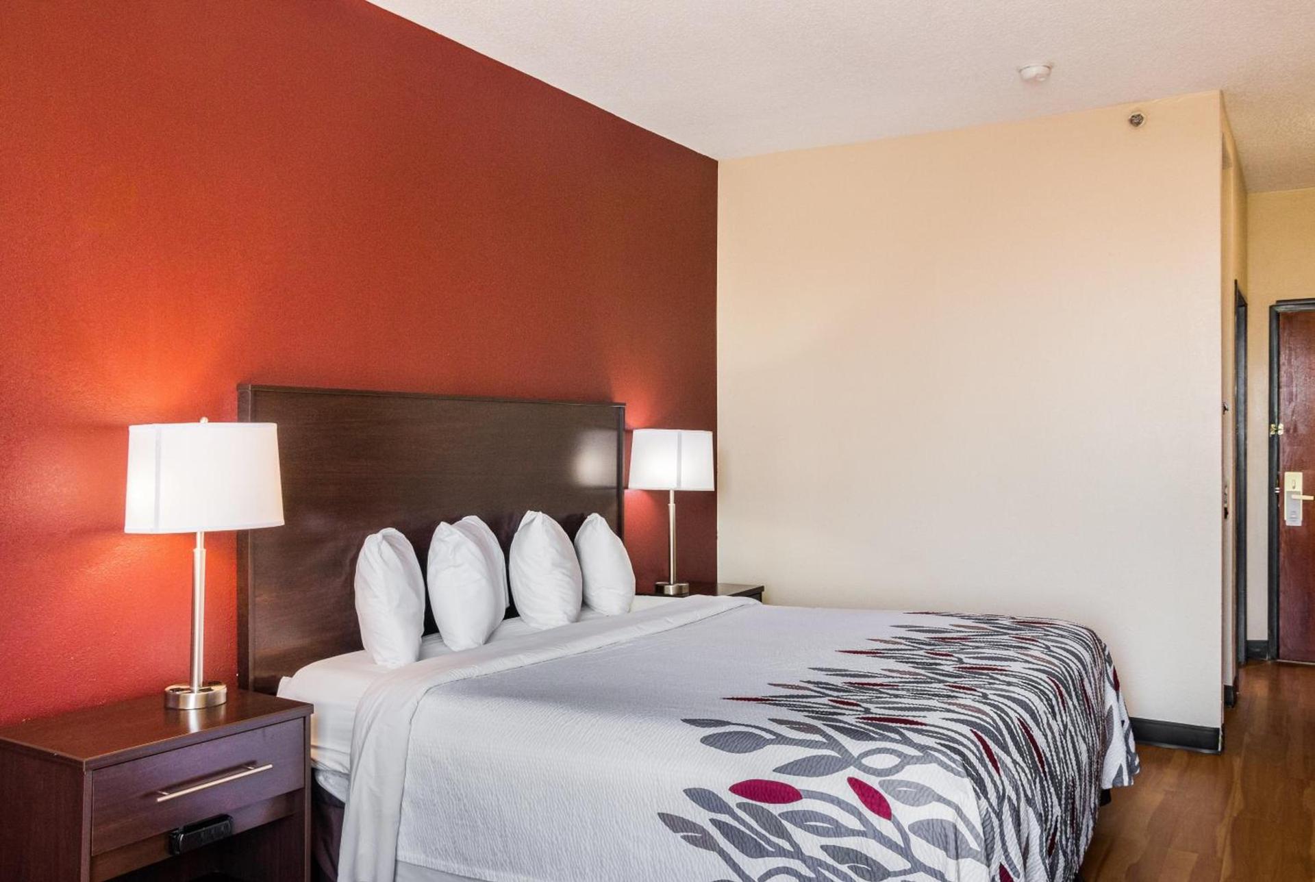Red Roof Inn Dumas photo 29