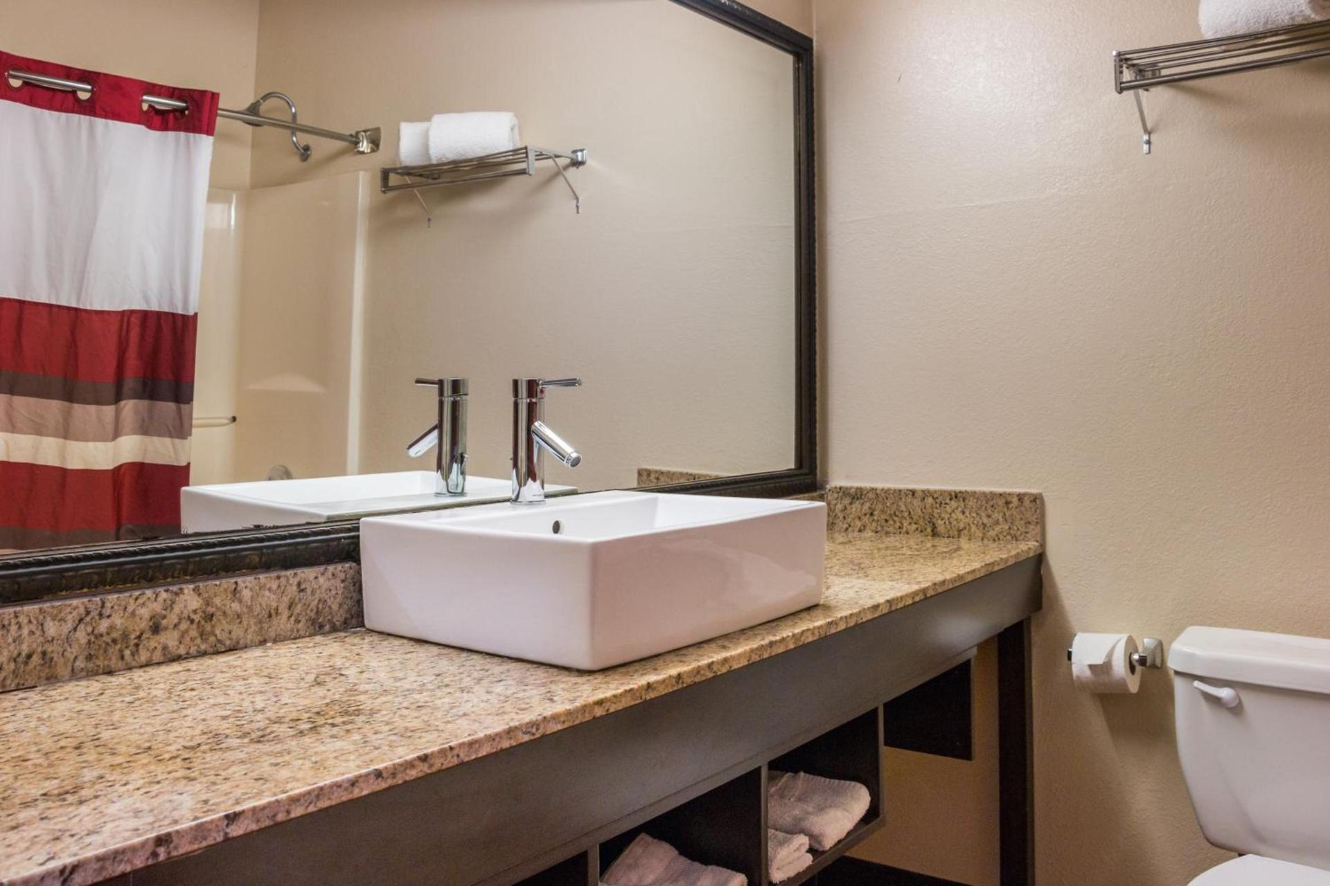 Red Roof Inn Dumas photo 33