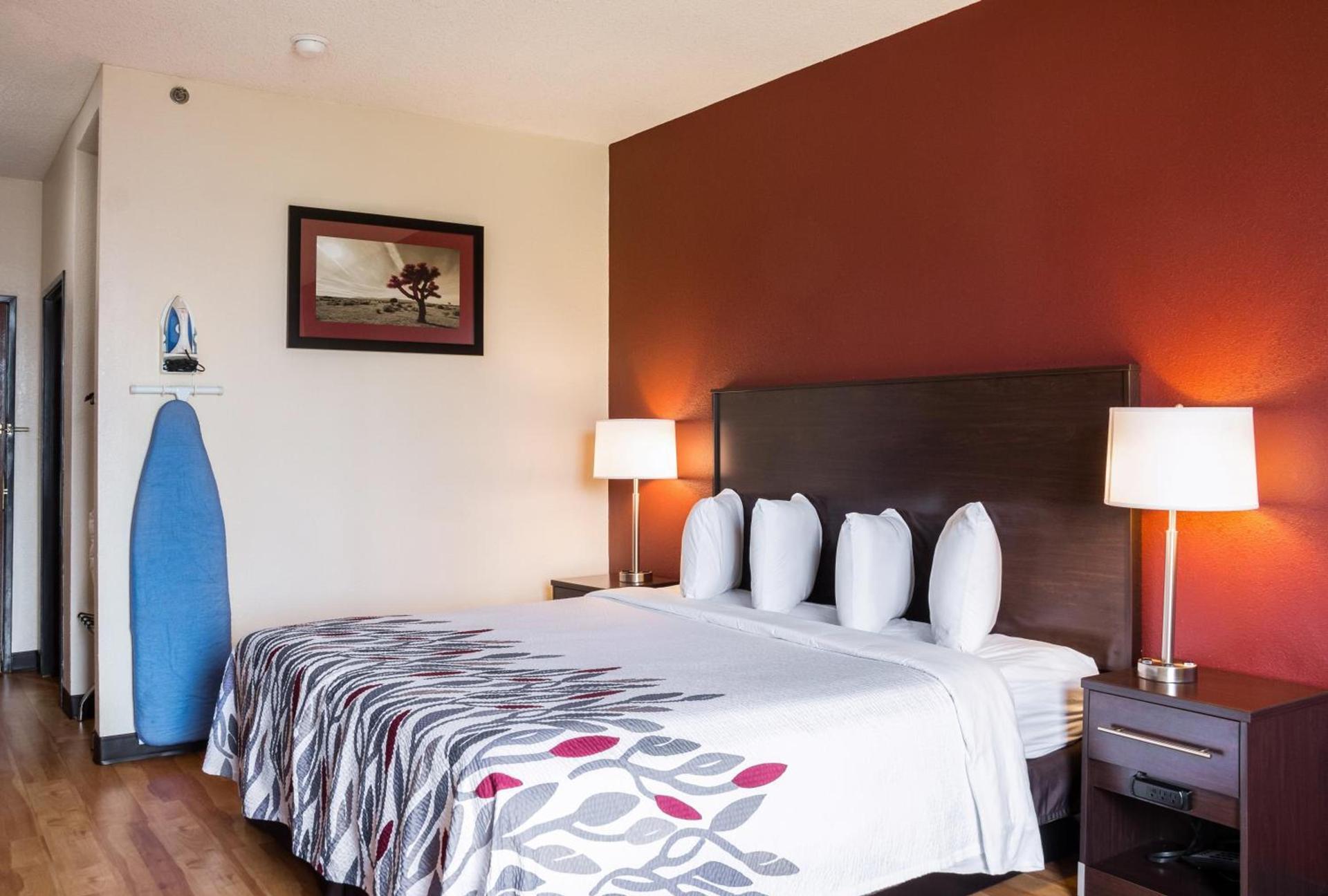 Red Roof Inn Dumas photo 17