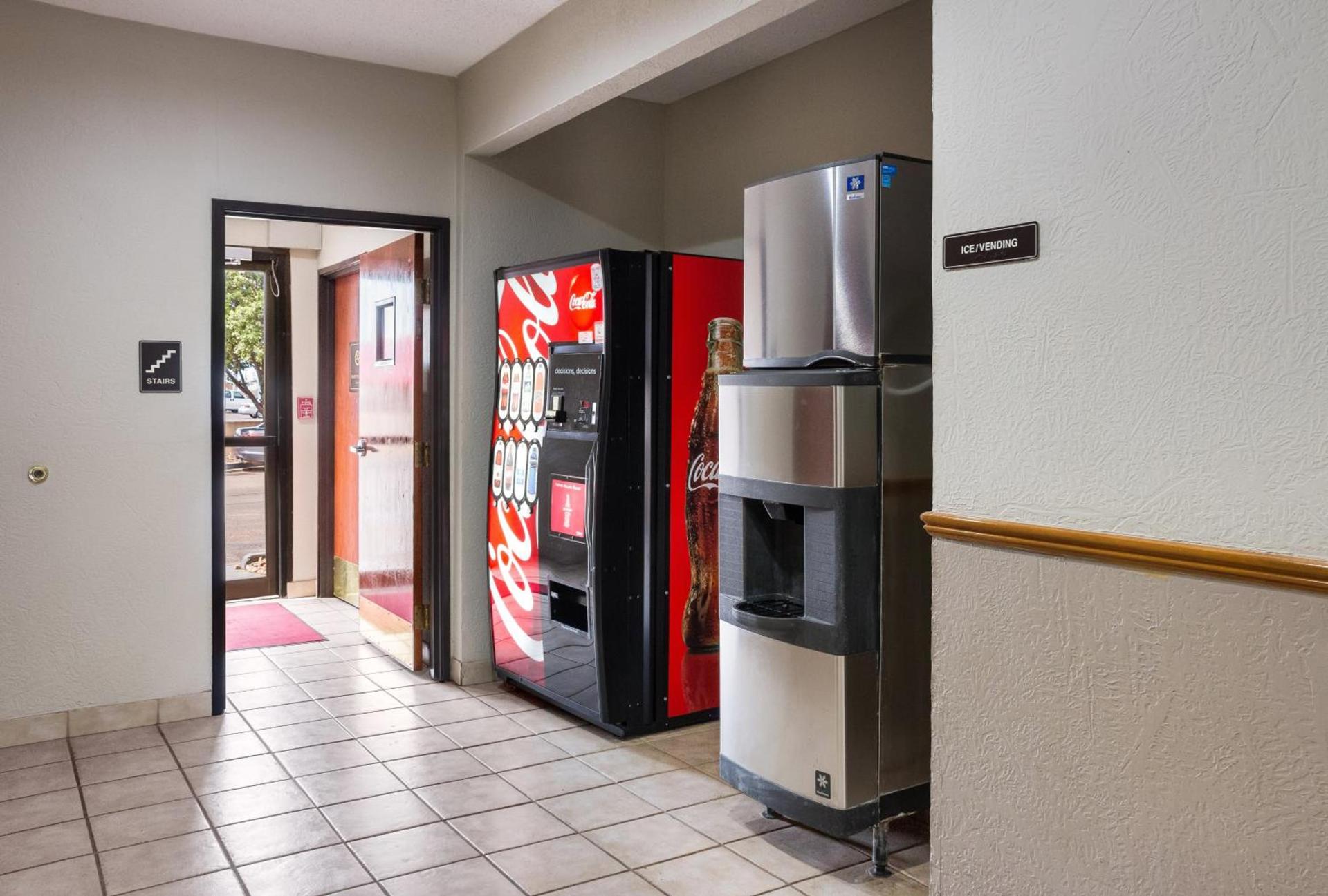 Red Roof Inn Dumas photo 15