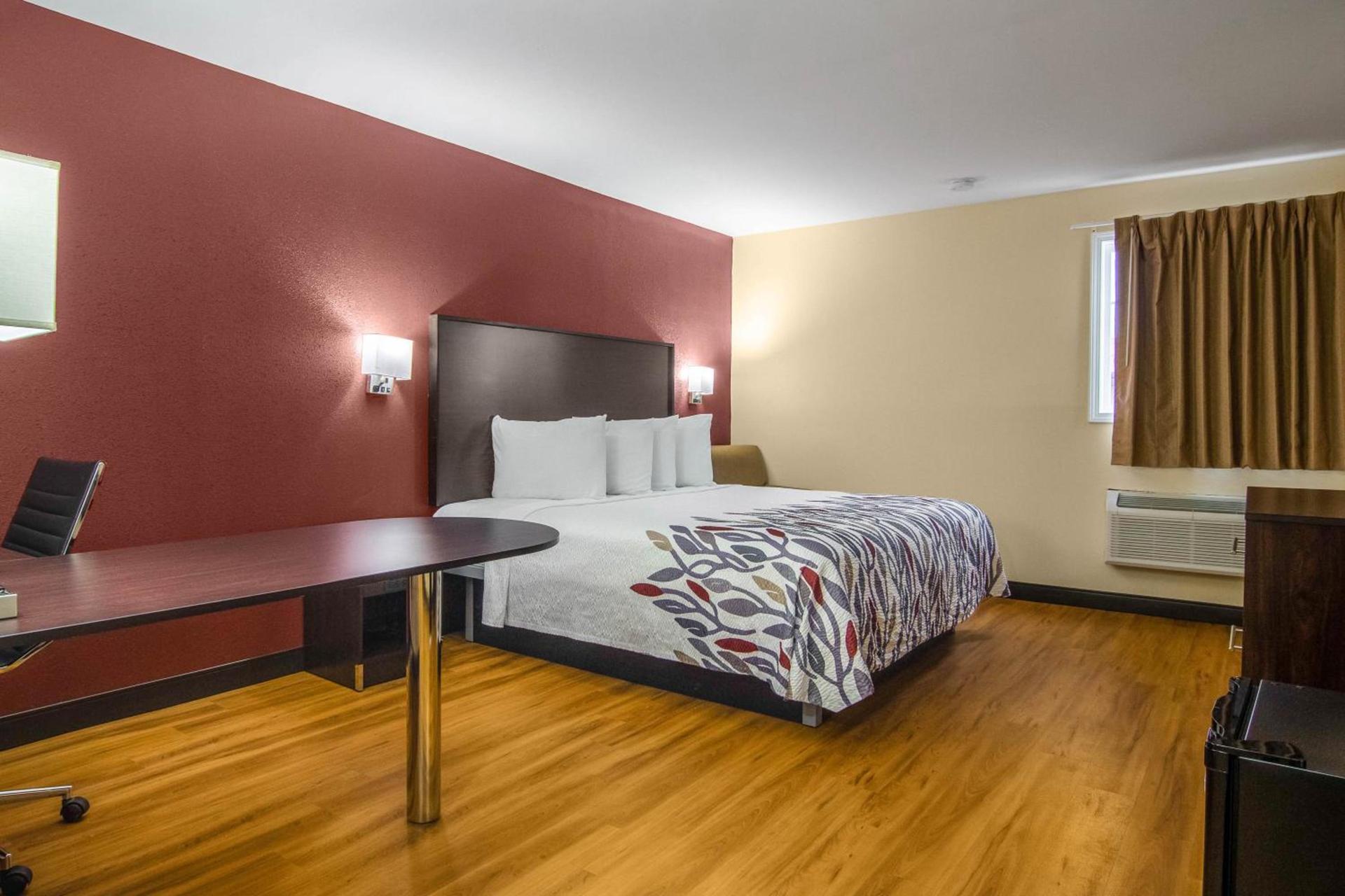 Red Roof Inn Perrysburg photo 35