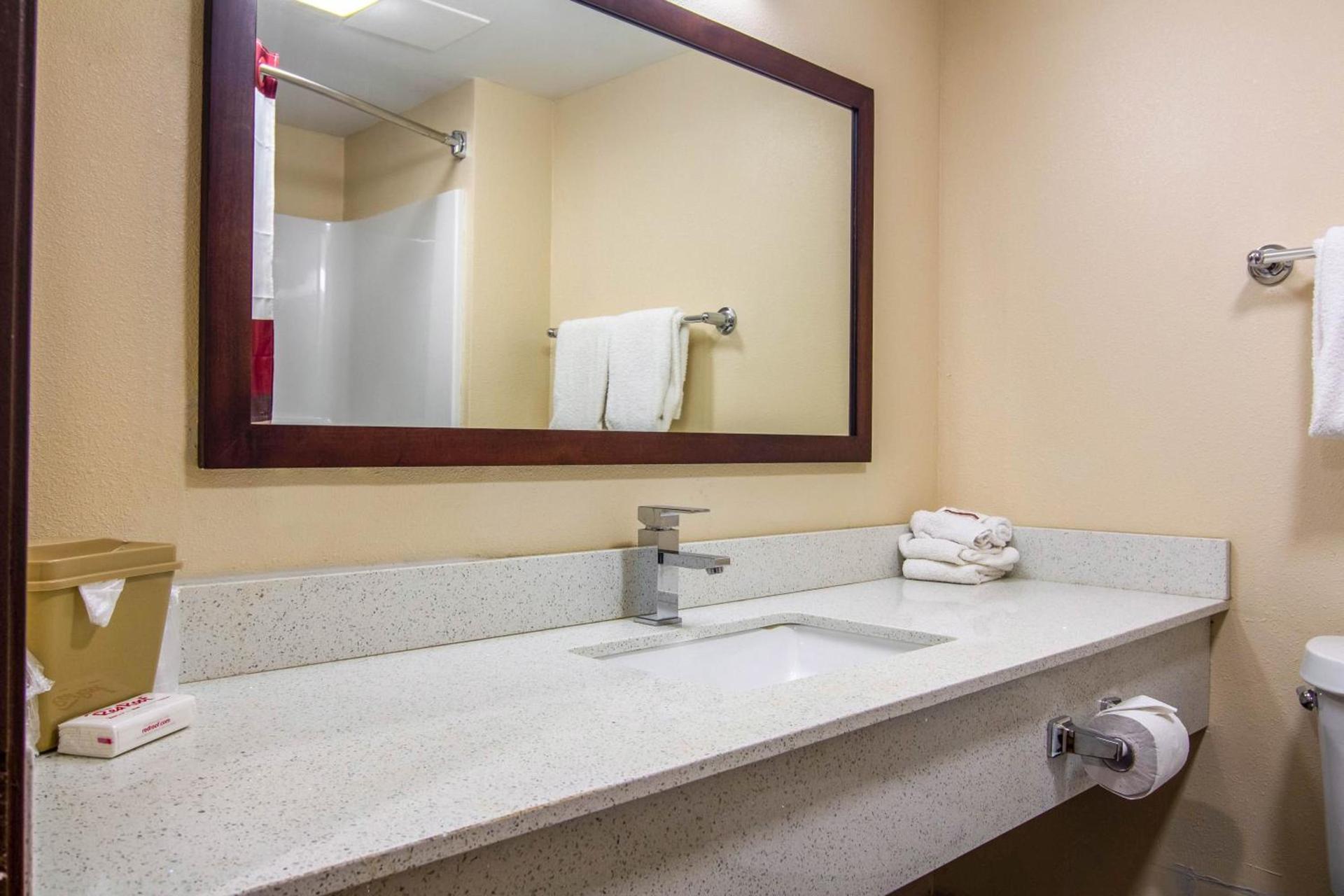 Red Roof Inn Perrysburg photo 32