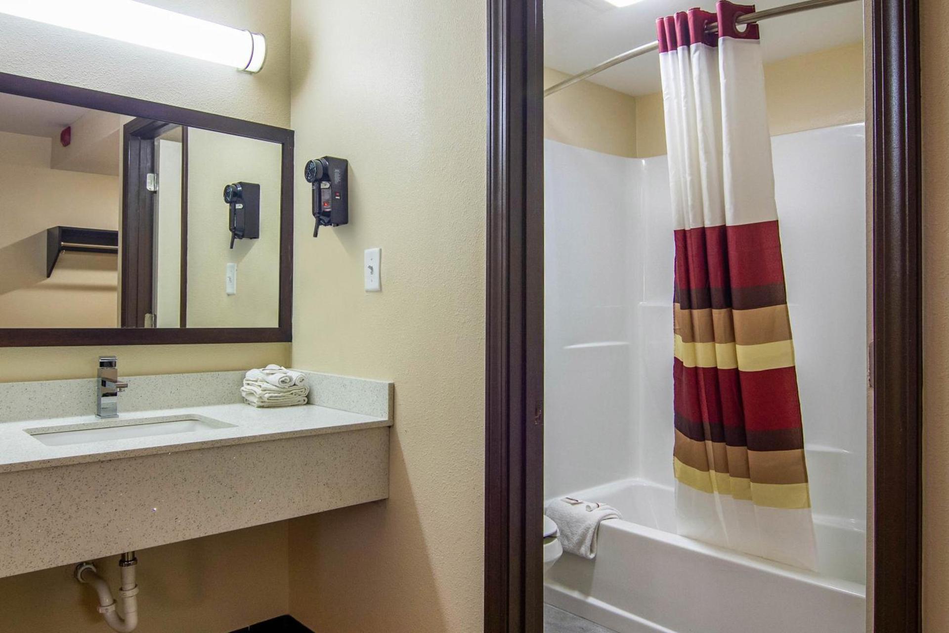 Red Roof Inn Perrysburg photo 33