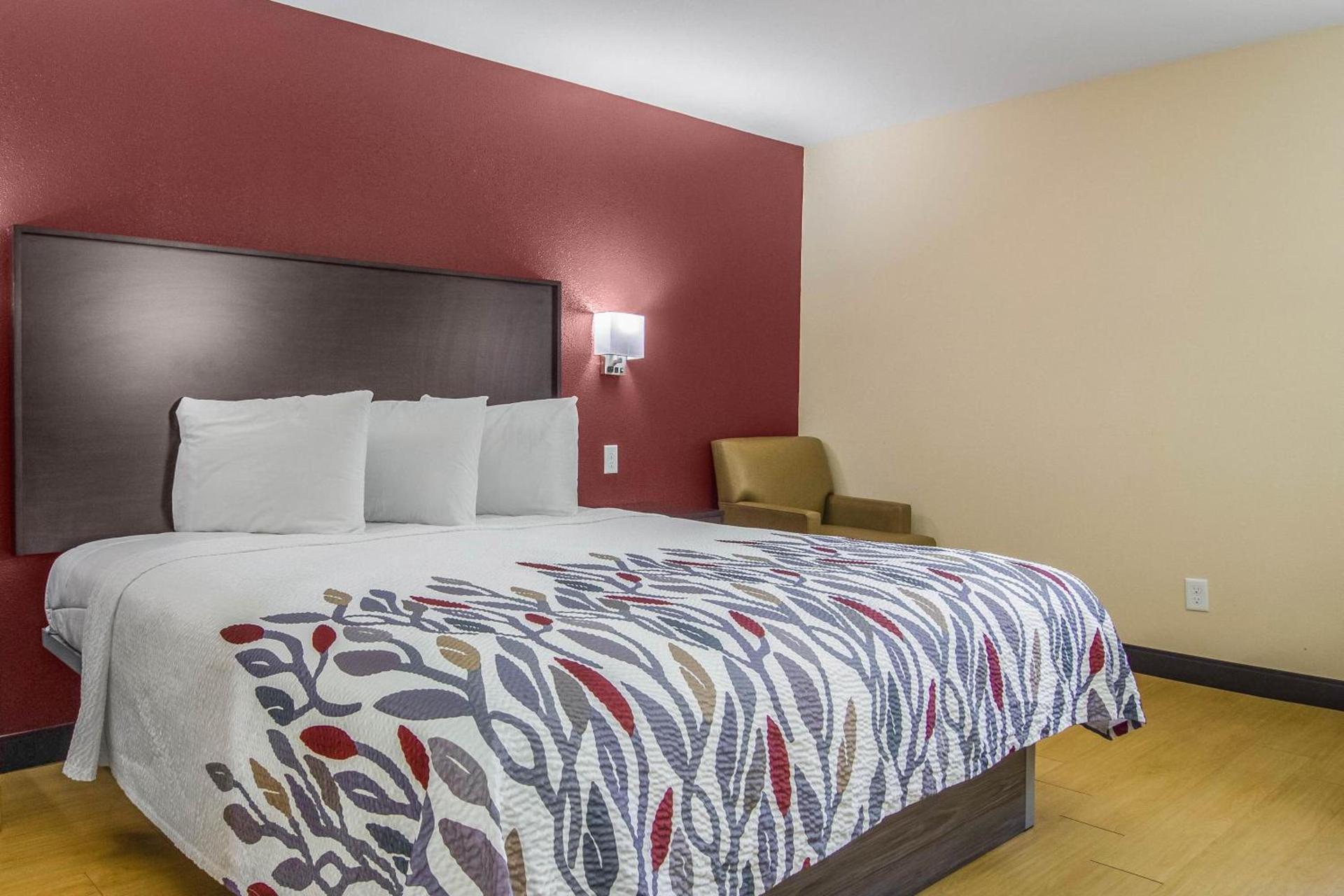 Red Roof Inn Perrysburg photo 24