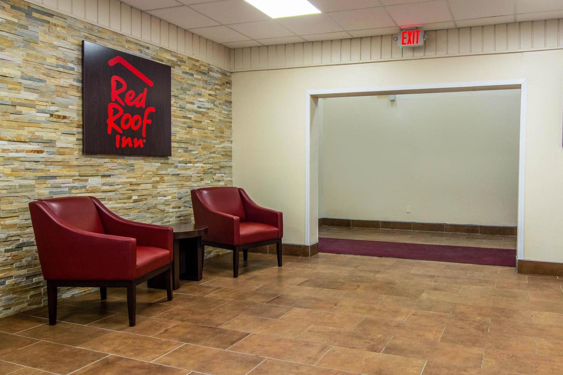 Red Roof Inn Perrysburg photo 13