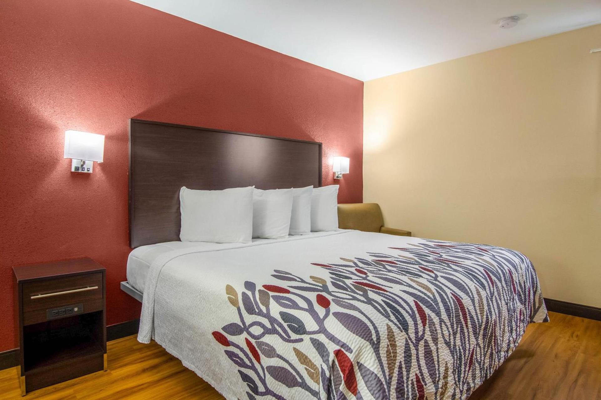 Red Roof Inn Perrysburg photo 17