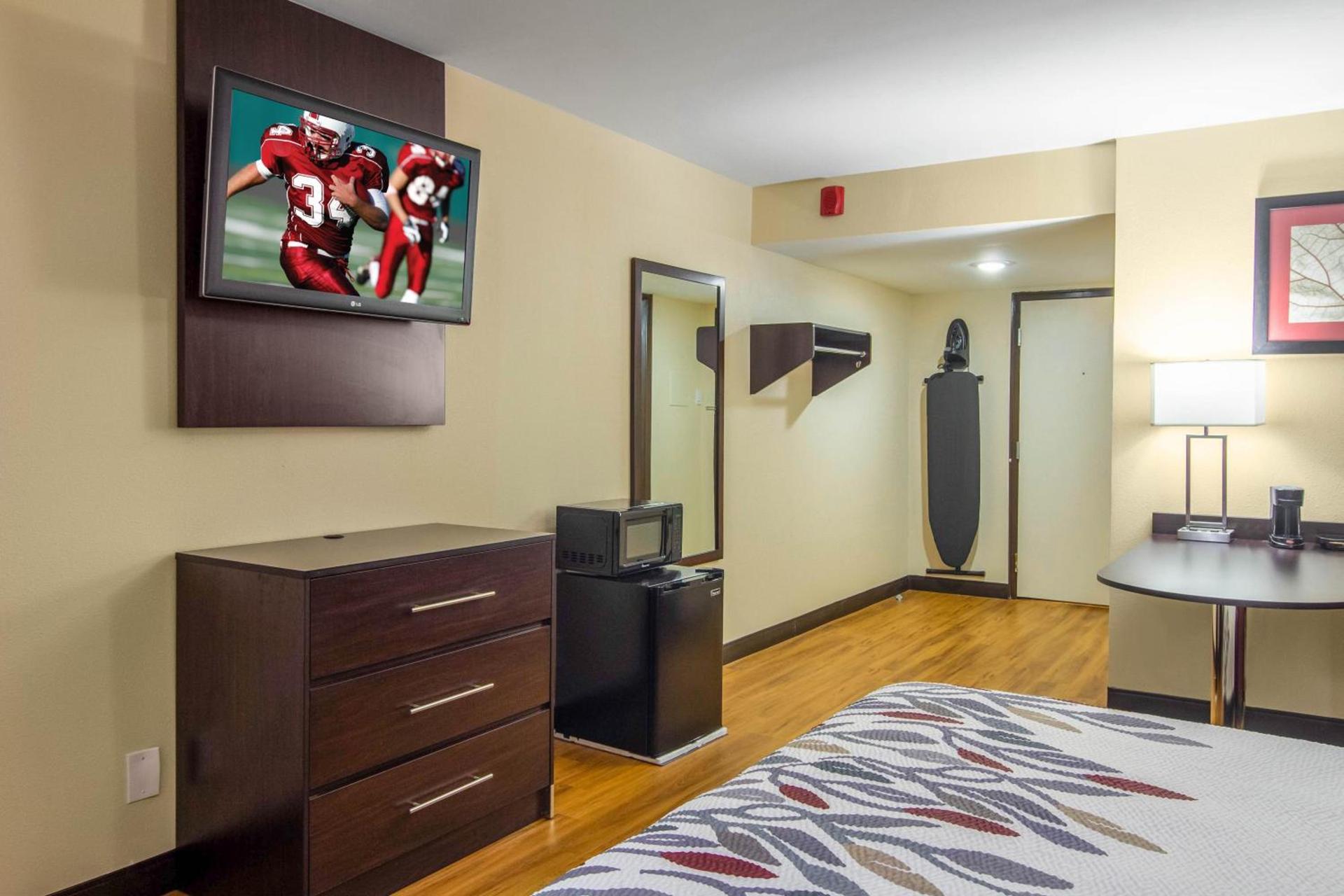 Red Roof Inn Perrysburg photo 18