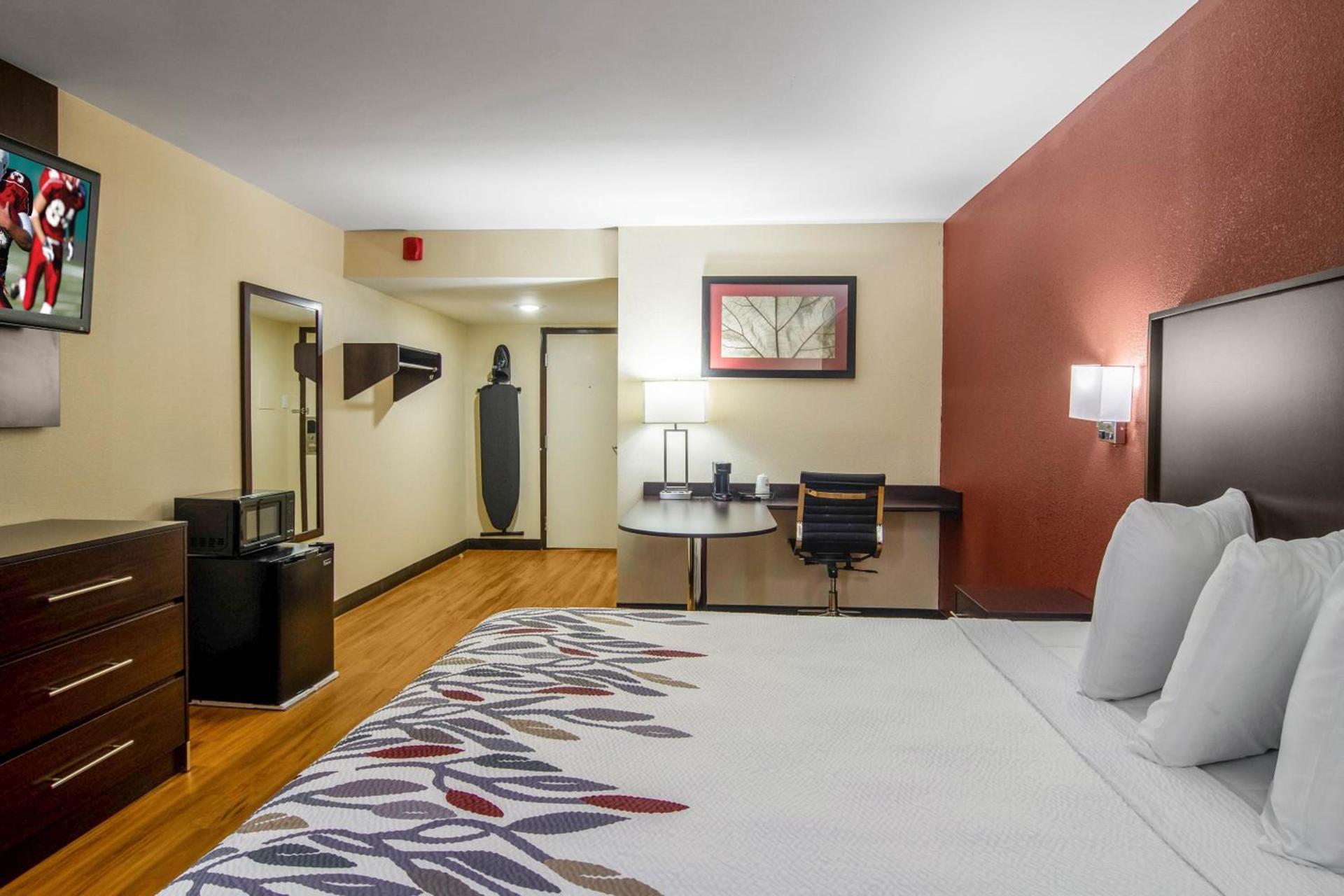 Red Roof Inn Perrysburg photo 19