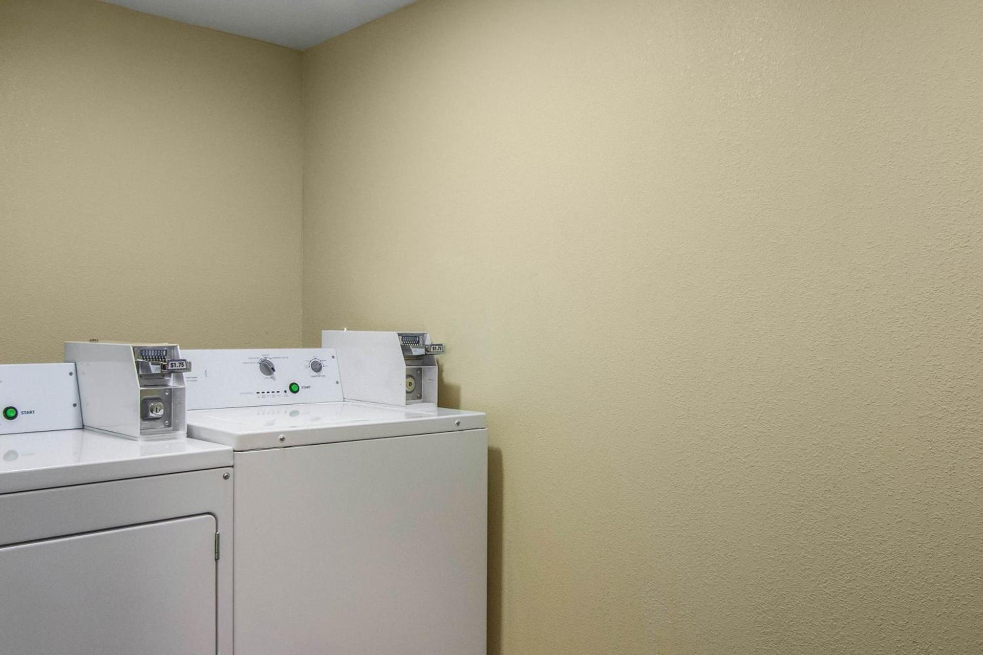 Red Roof Inn Perrysburg photo 34