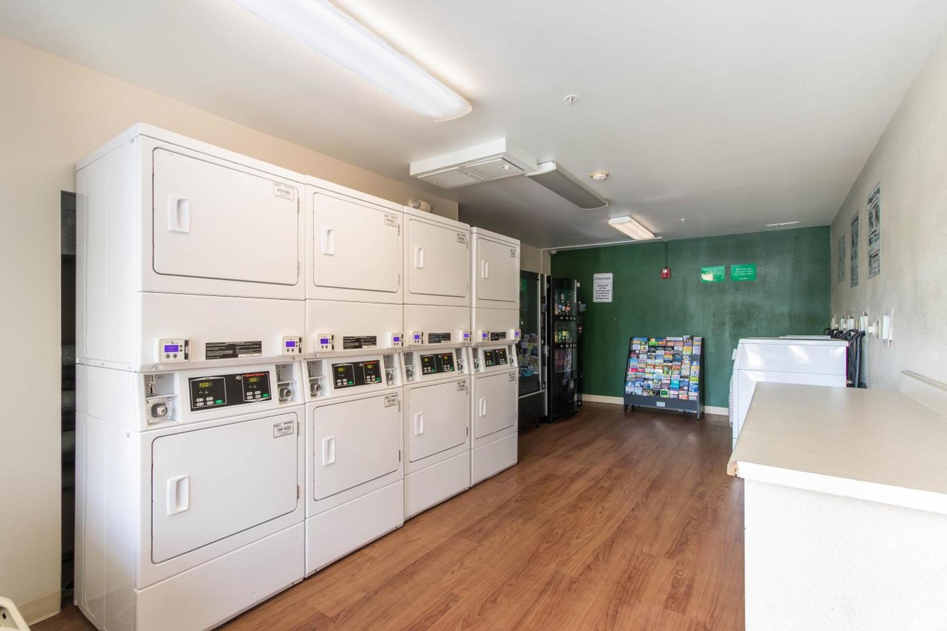 HomeTowne Studios by Red Roof Fort Lauderdale photo 12