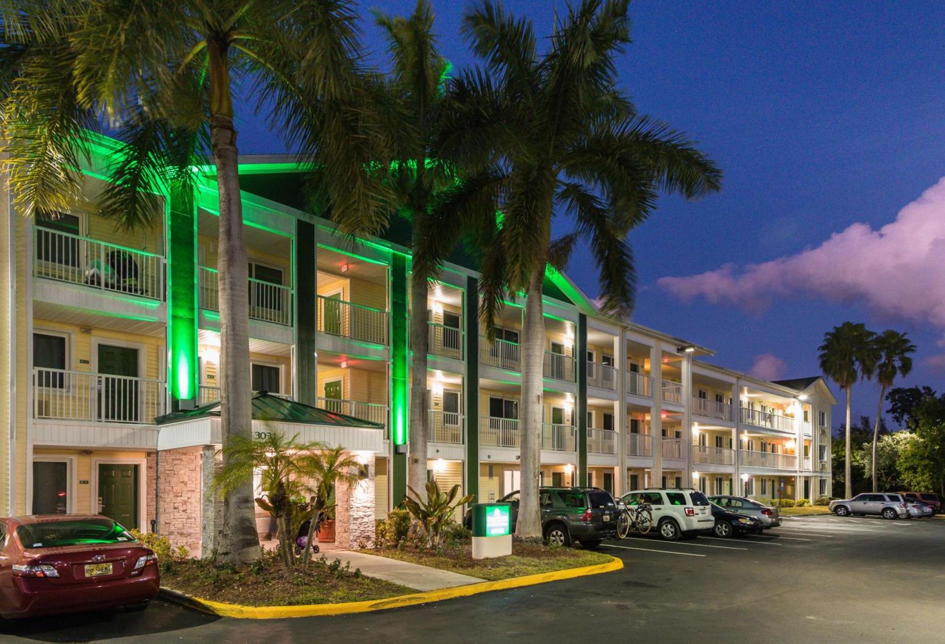 HomeTowne Studios by Red Roof Fort Lauderdale photo 9