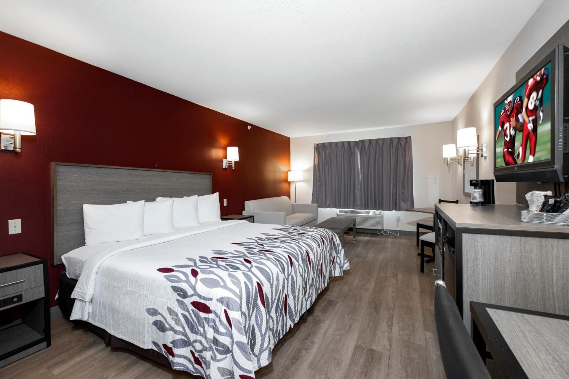 Red Roof Inn Clifton Park photo 26