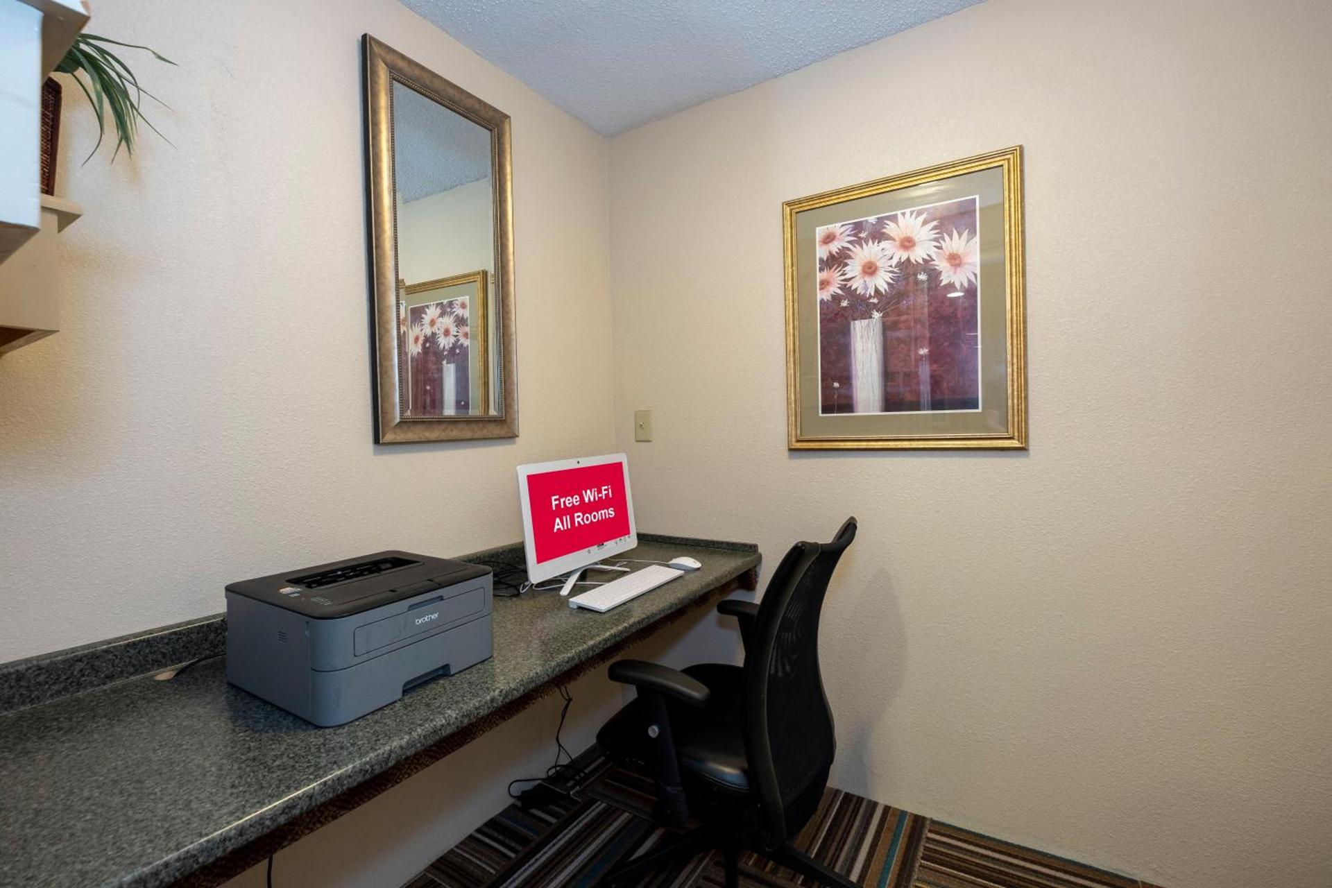 Red Roof Inn Clifton Park photo 14