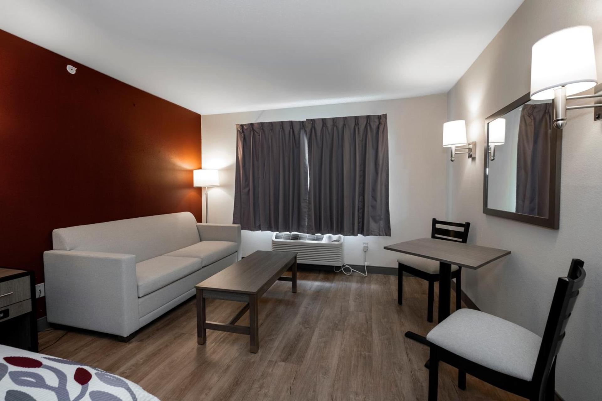 Red Roof Inn Clifton Park photo 27