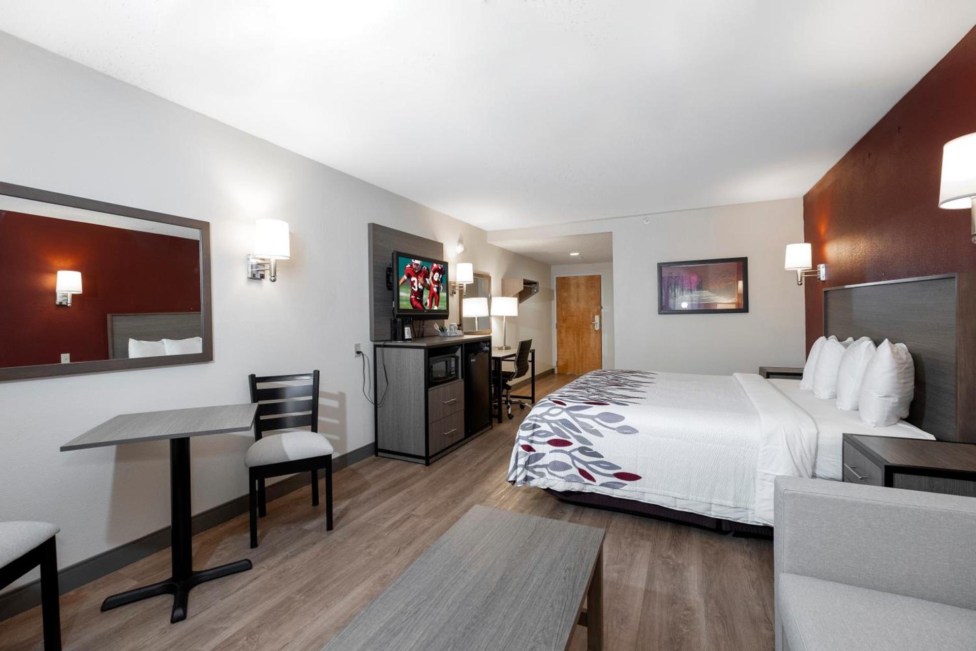 Red Roof Inn Clifton Park photo 29