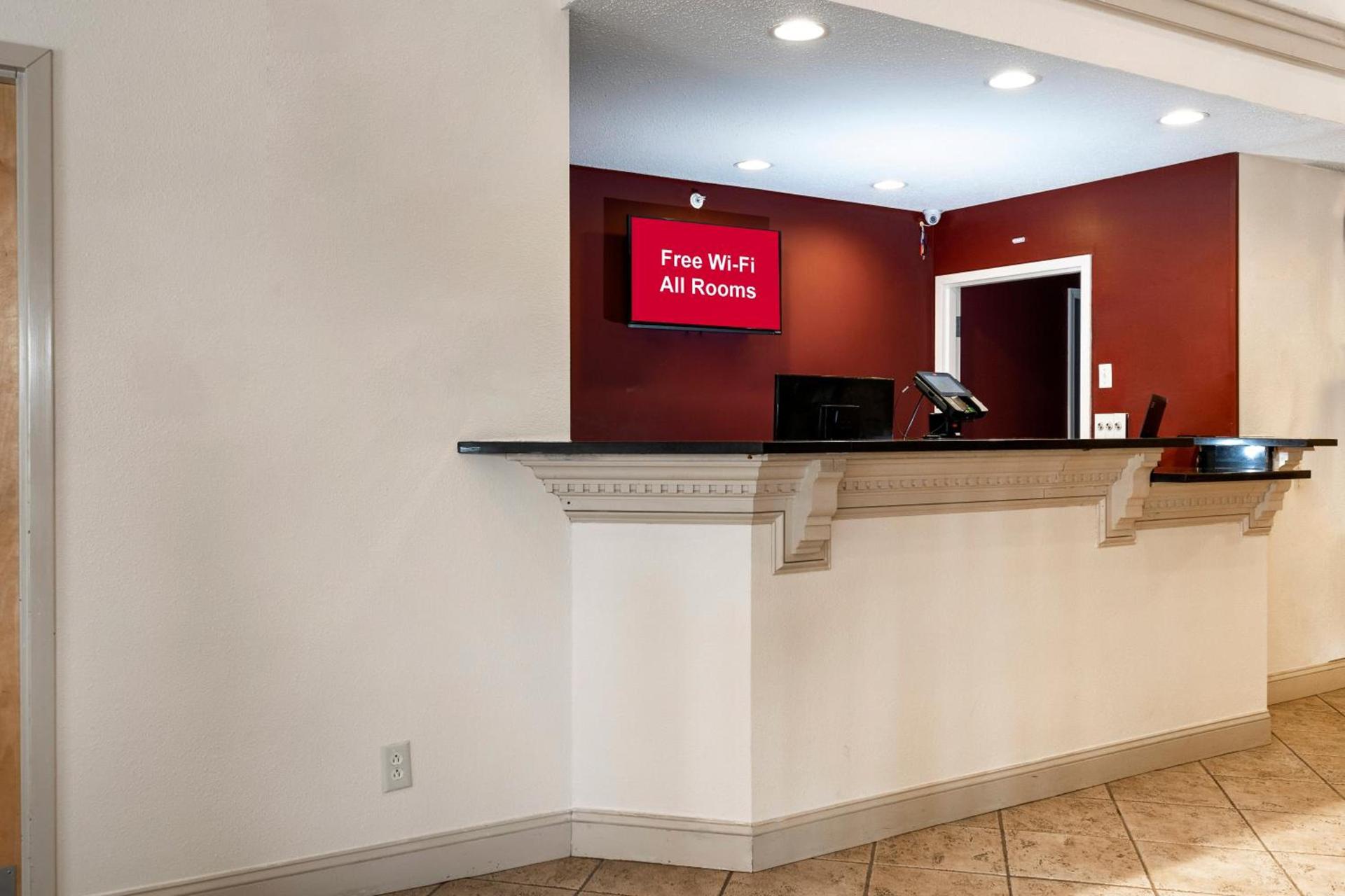 Red Roof Inn Clifton Park photo 6