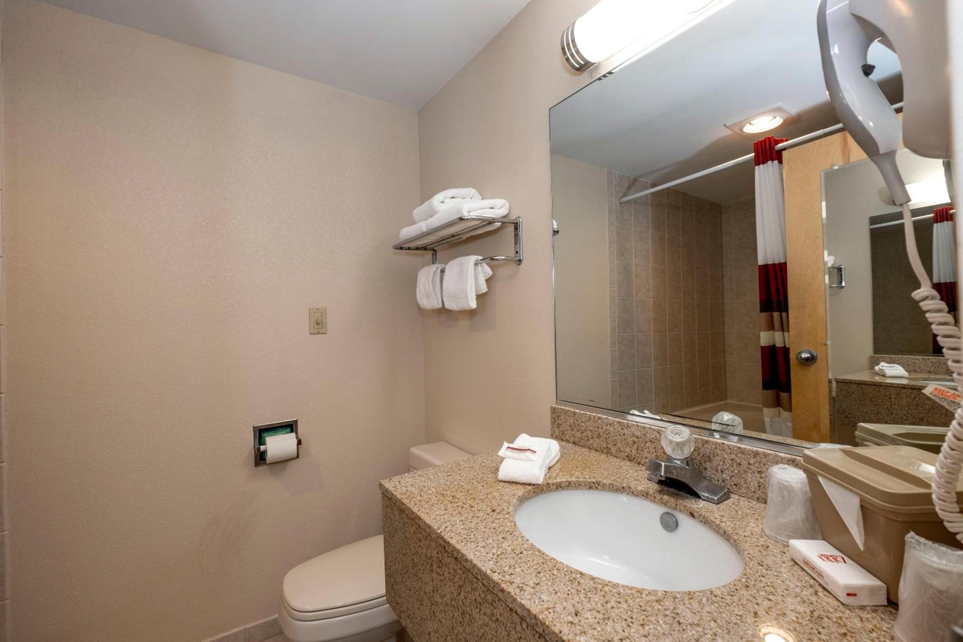Red Roof Inn Clifton Park photo 31