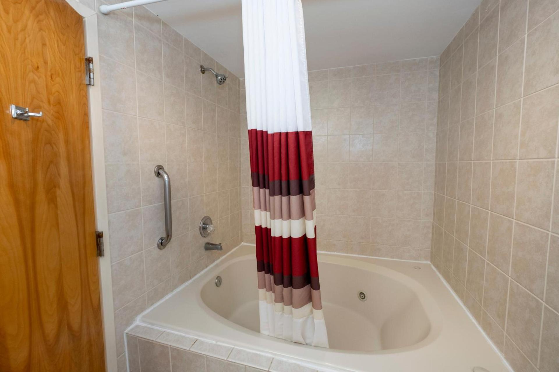 Red Roof Inn Clifton Park photo 32