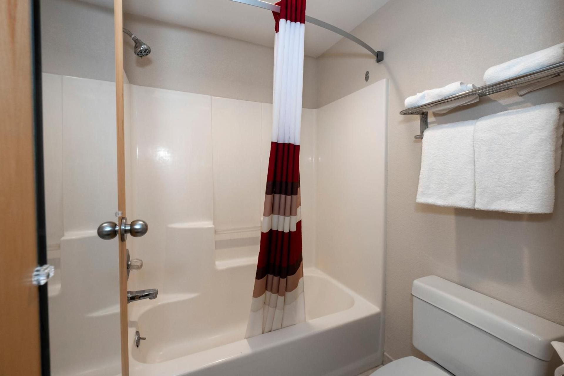 Red Roof Inn Clifton Park photo 25