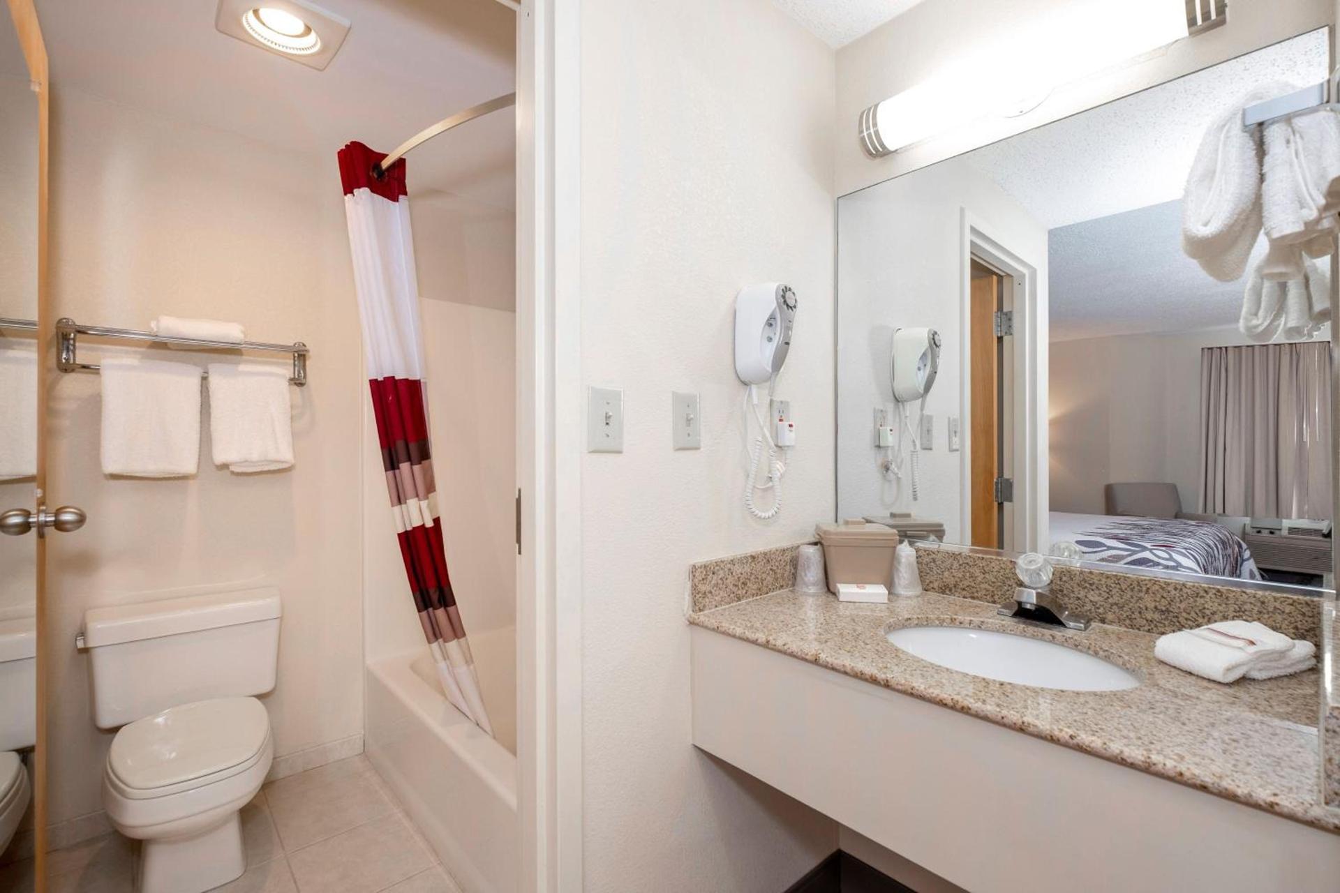 Red Roof Inn Clifton Park photo 42