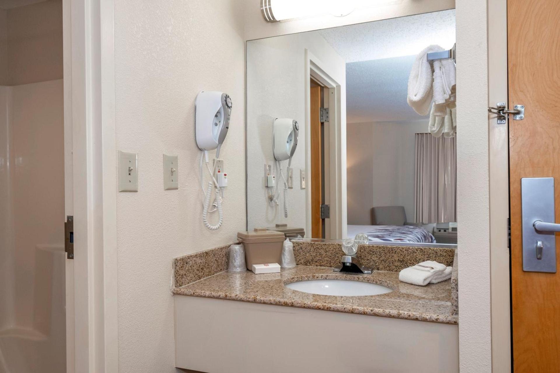 Red Roof Inn Clifton Park photo 24