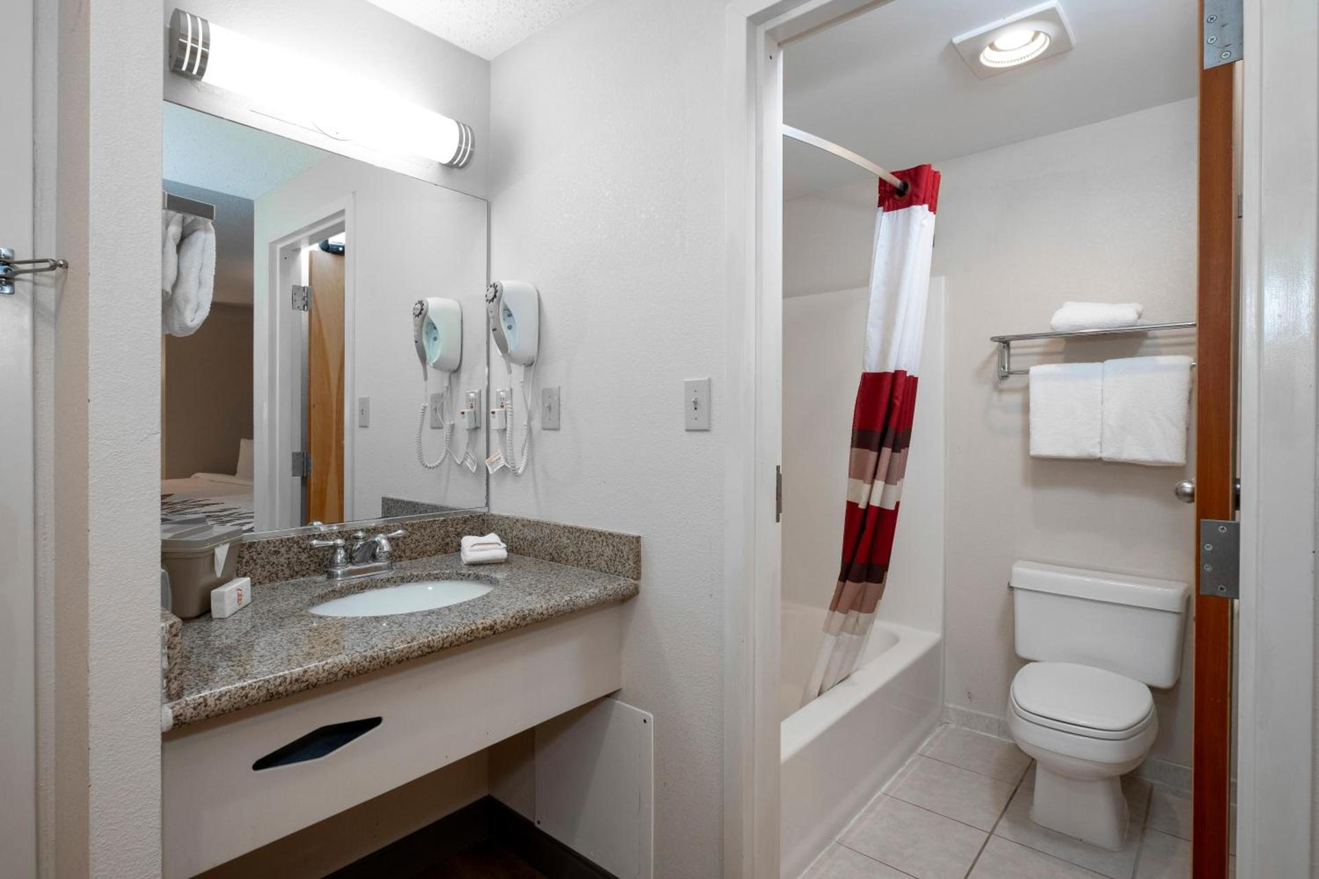 Red Roof Inn Clifton Park photo 41