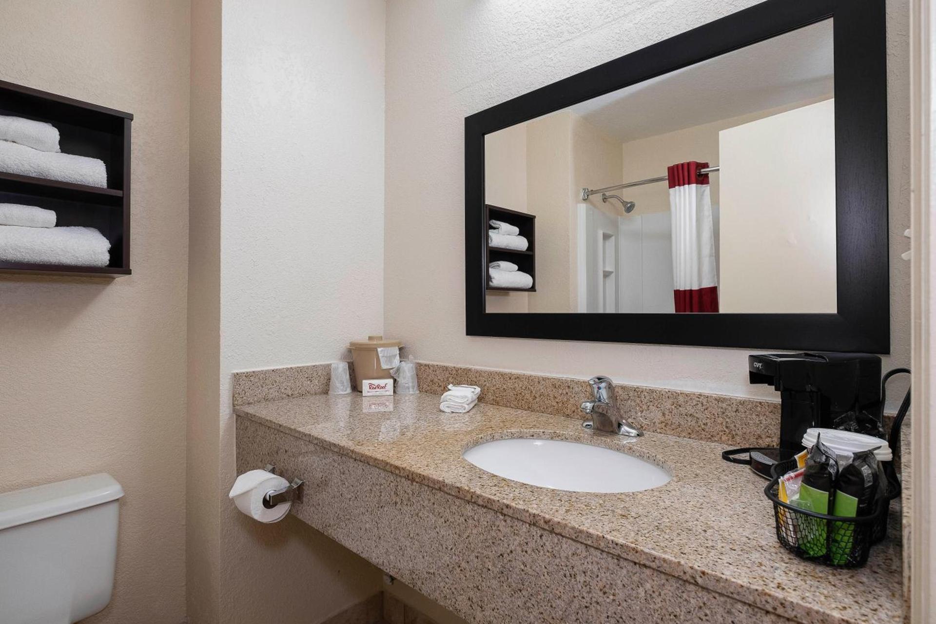 Red Roof Inn Roanoke Rapids photo 28